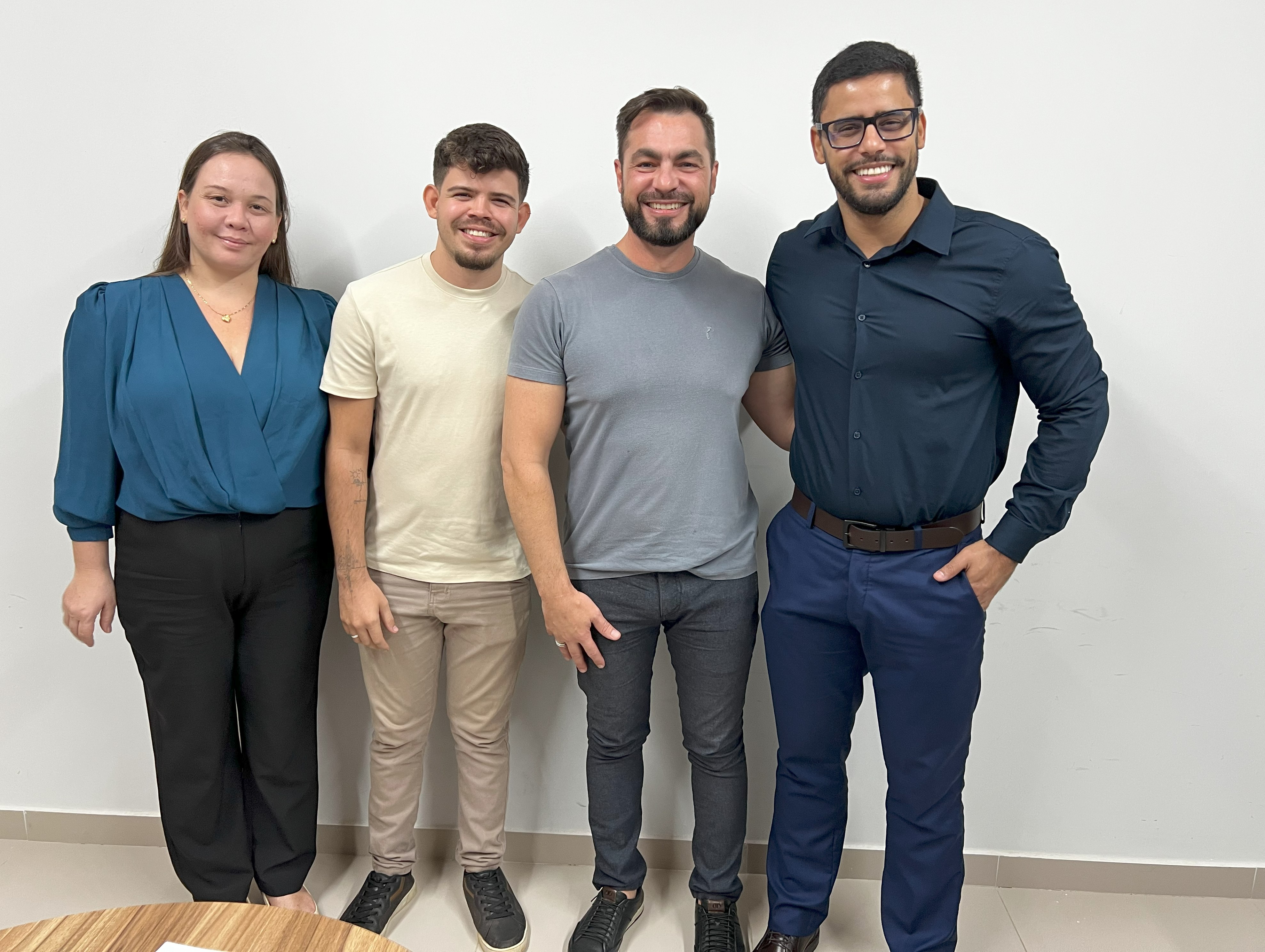 A secretária executiva da Seirdh, Marieni Wieczorek, o coordenador do cursinho popular Dona Raimunda Quebradeira de Coco, Jefferson Soares, o pró-reitor de graduação da UFT, Eduardo Cezari, e o secretário José Eduardo de Azevedo, durante reunião que firmou parceria entre Prefeitura de Palmas e UFT. Foto: Kaio Costa