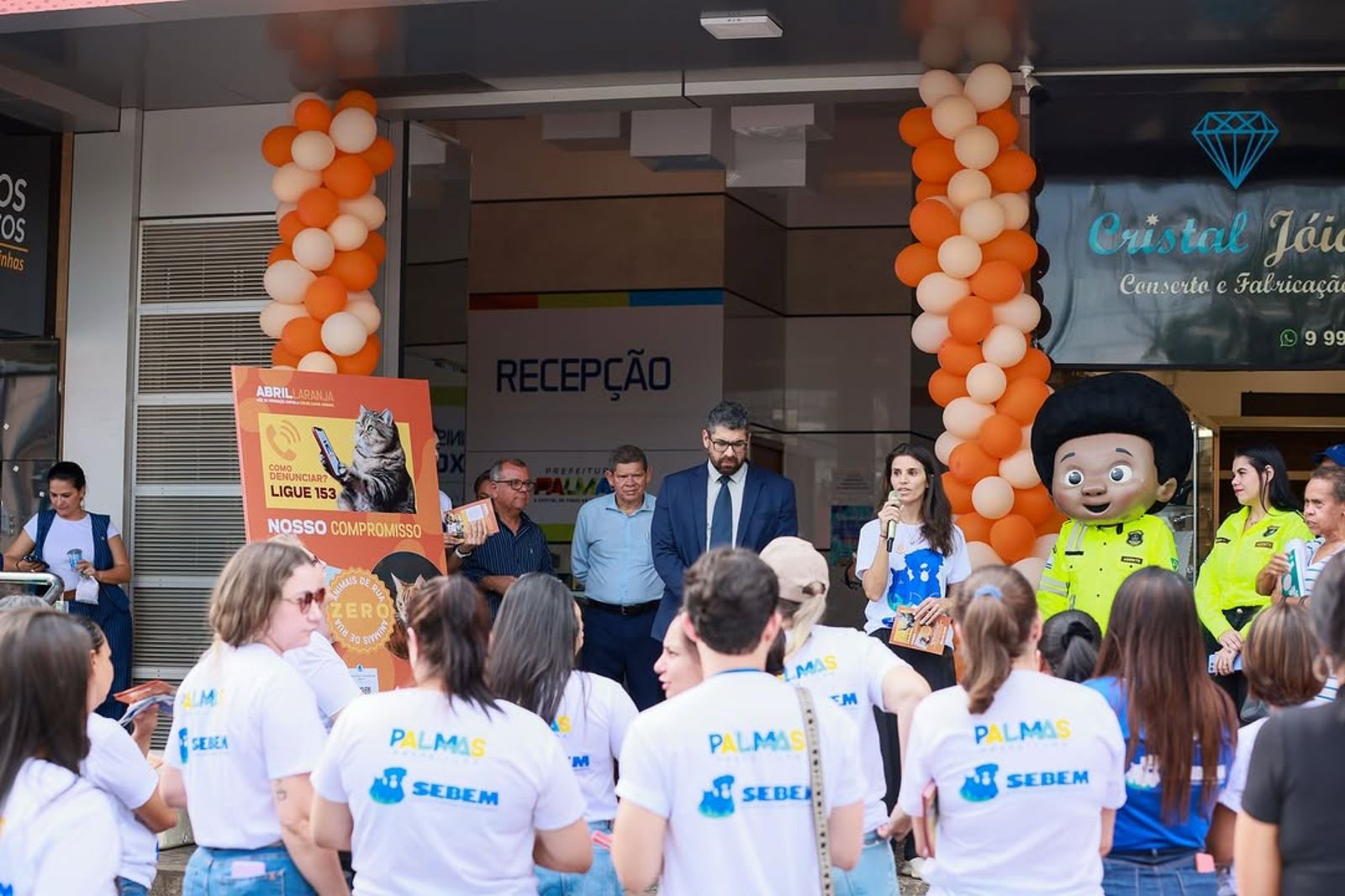 Blitz educativa orienta motoristas sobre a prevenção aos maus-tratos contra animais, em ação da campanha Abril Laranja.