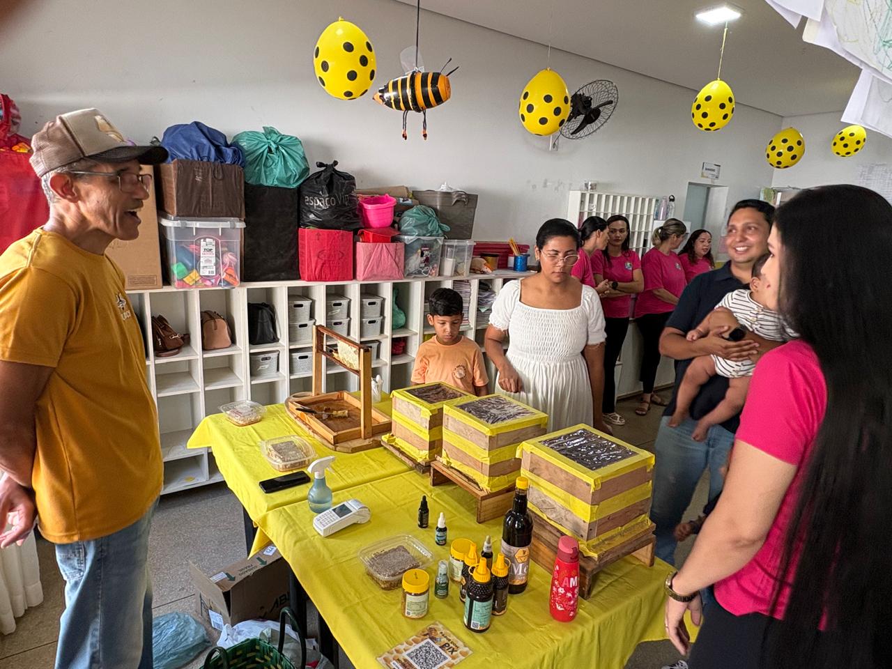 A  proposta das turminhas do maternal do Cmei Romilda Budke Guarda, foi investigar o papel das abelhas na polinização e produção de mel