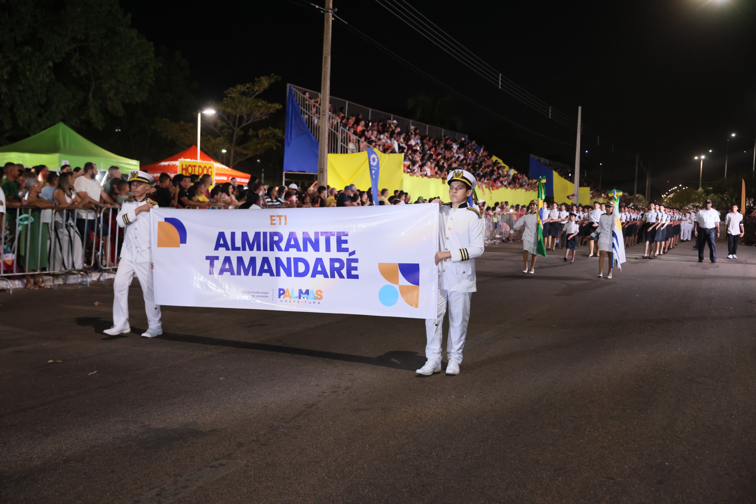 ETI Almirante Tamandaré levou cerca de 100 alunos para o desfile cívico