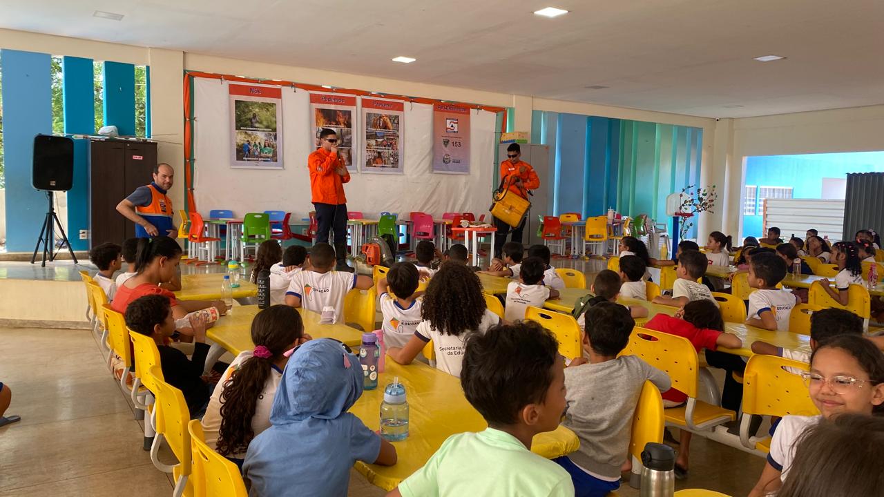 Brigadistas da Defesa Civil de Palmas apresentam ferramentas de combate ao fogo, às crianças em Escola Municipal da Capital