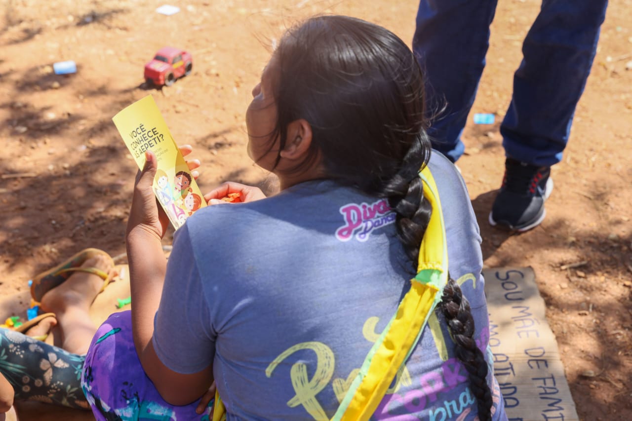 Durante a abordagem social, a equipe entregou folders sobre as ações de combate ao trabalho infantil no município de Palmas