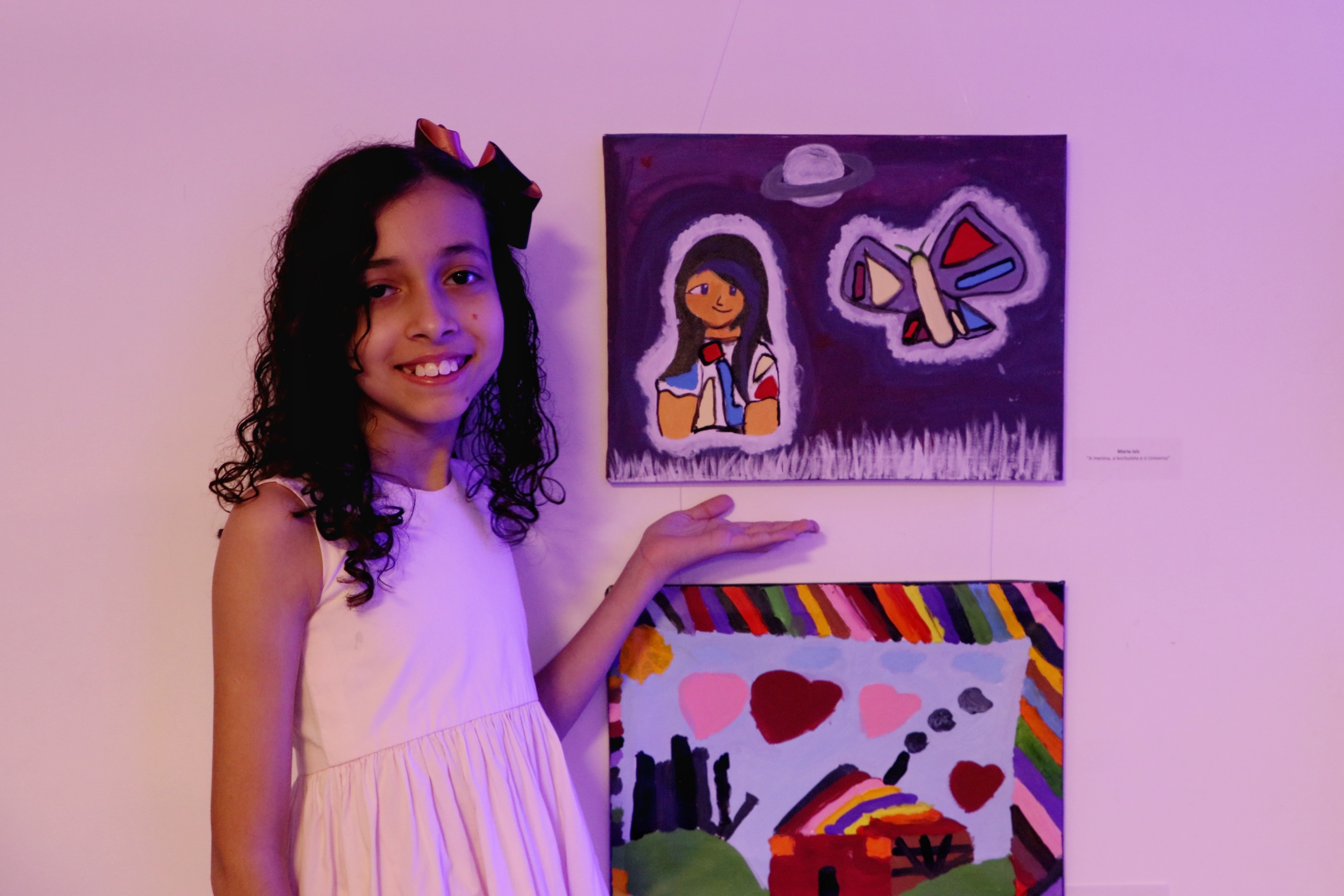 Ao lado da obra “A menina, a borboleta e o Universo”, de sua autoria, Maria Isis demonstrou interesse pela arte desde bem novinha