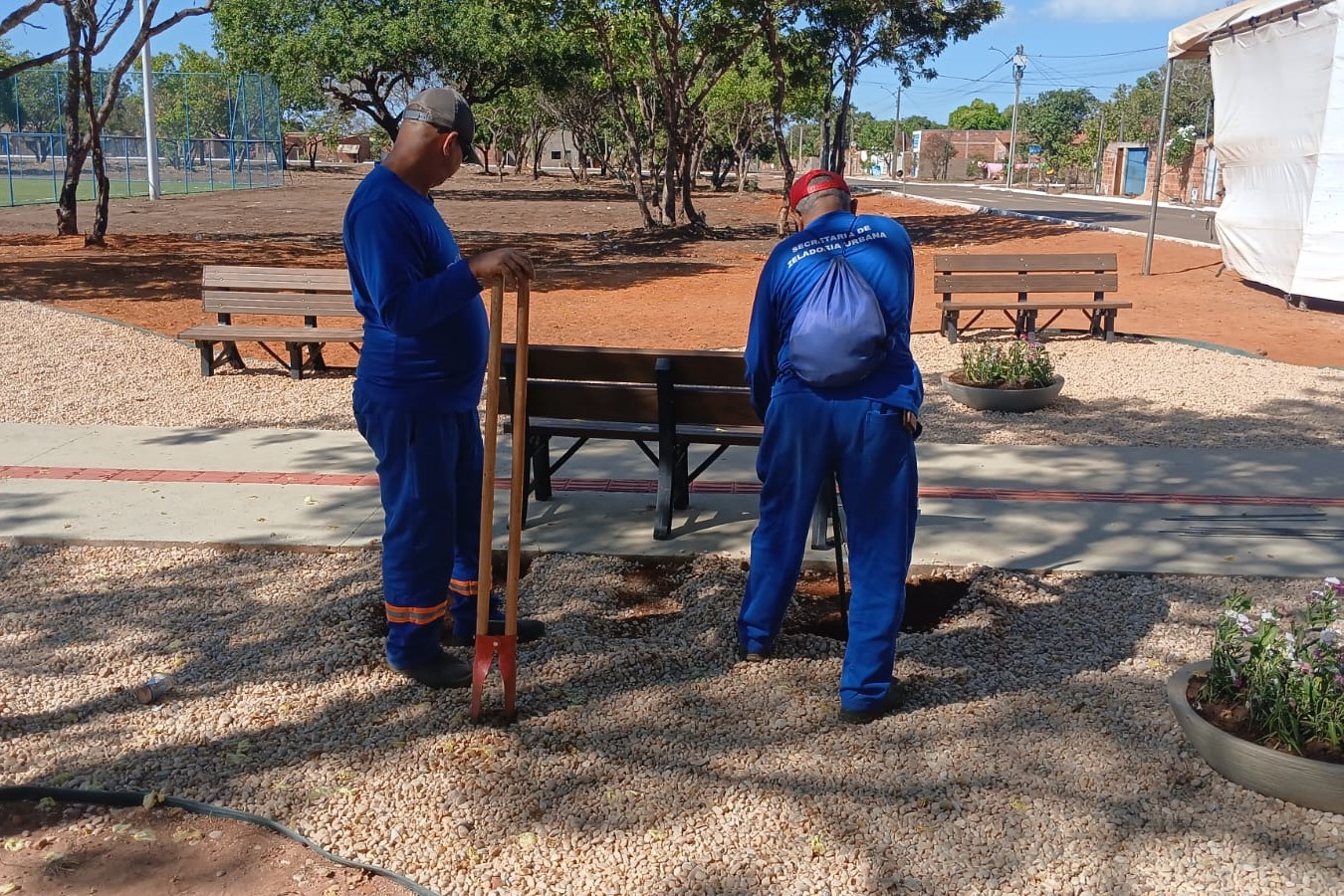 Prefeitura de Palmas instala bancos na praça do campo de futebol no Jardim Taquari