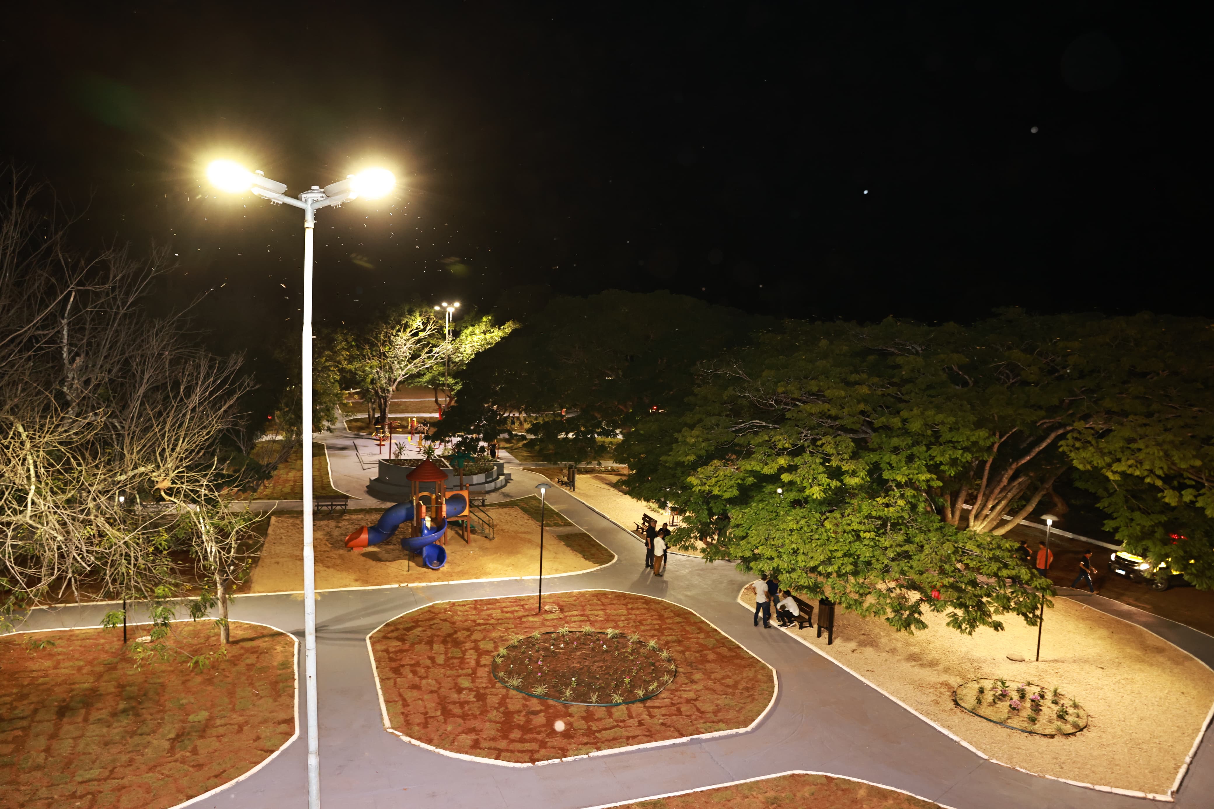 Praça Natal Camilo da Silva, no distrito de Buritirana, ganhou iluminação de LED – Foto: Edu Fortes