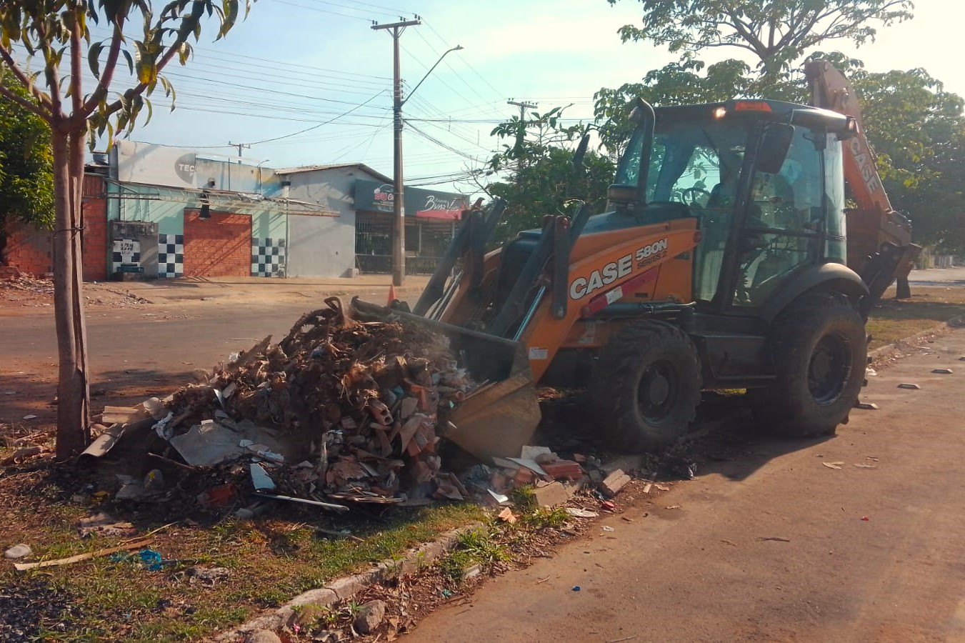 Ainda na 712 Sul, a equipe retirou grande quantidade de entulhos com a ajuda de máquina retroescavadeira