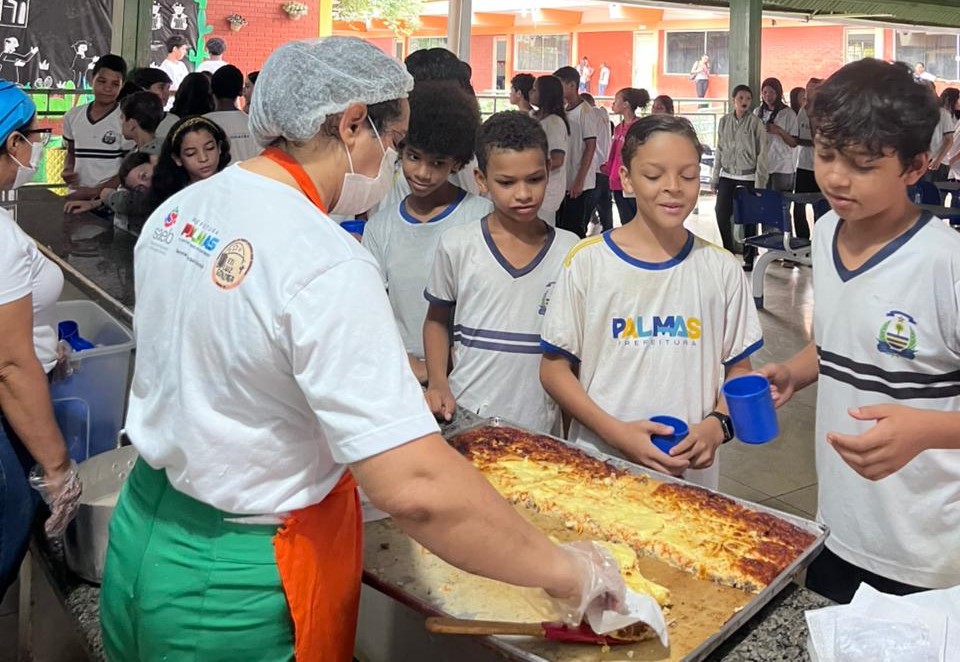 A visita das nutricionistas ocorreu no horário que é servida a merenda, momento em que os estudantes puderam experimentar a novidade