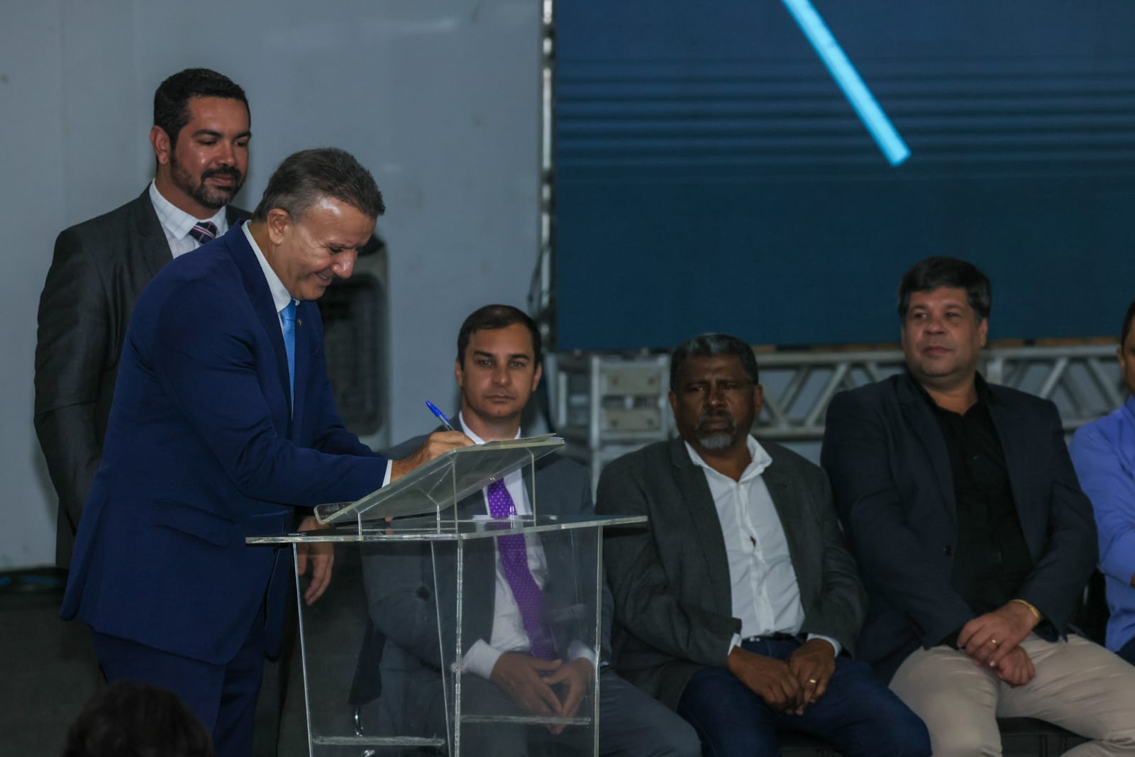 Prefeito Eduardo Siqueira assinando o ato de nomeação da sexta turma da GMP