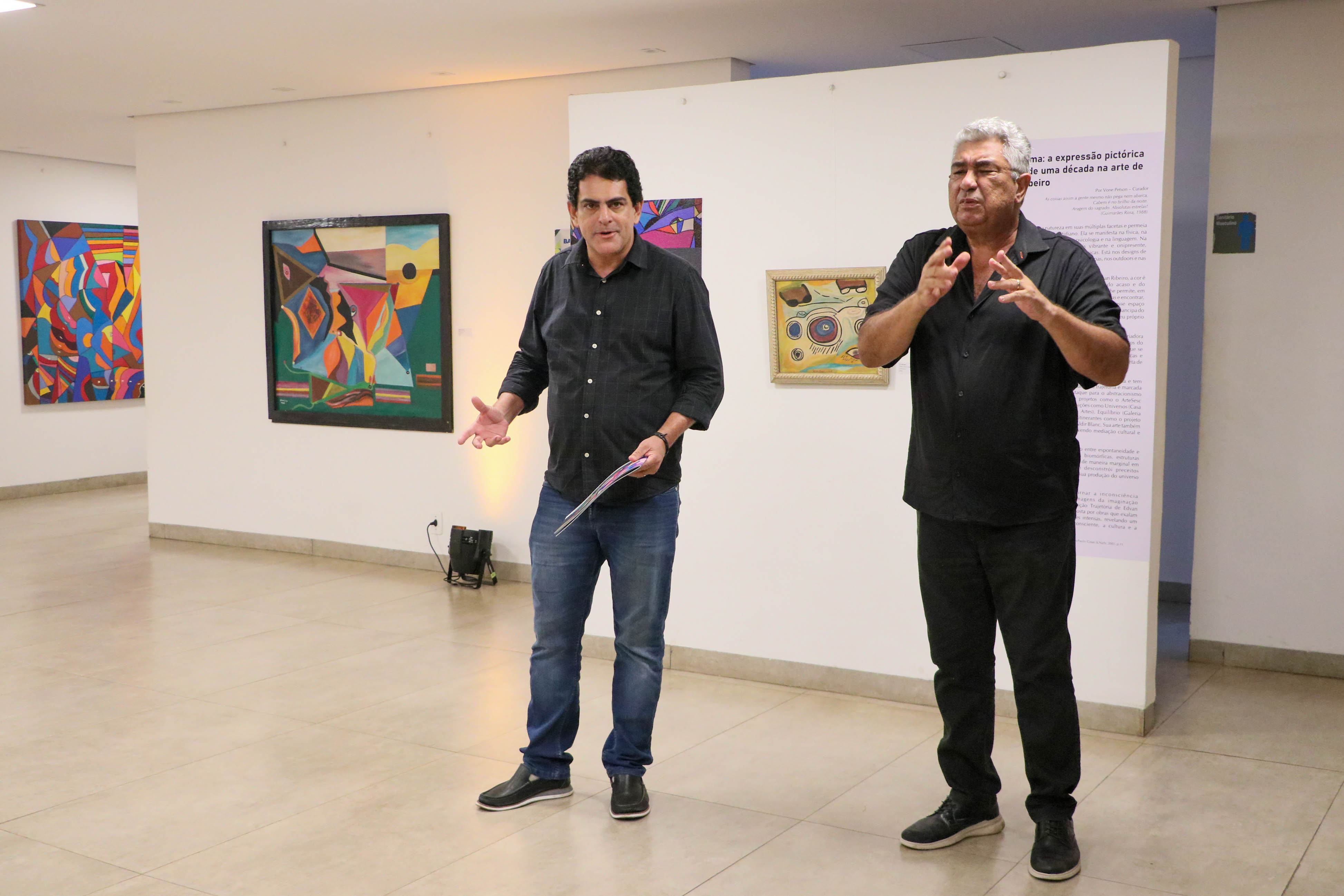 Marcelo Lopes ( à esq) elogiou as consistência e sensibilidade de Edivan, ressaltando, ainda, a importância das políticas públicas da Fundação Cultural na promoção da arte