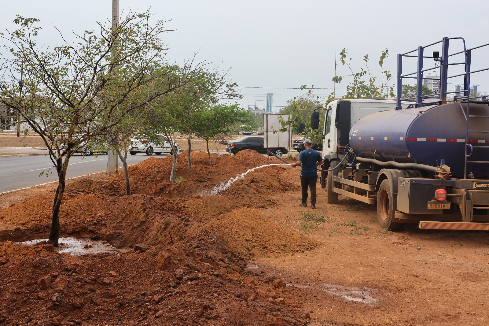 Prefeitura realiza ação ‘Taca água, Palmas’ e amplia irrigação em setores da cidade, neste sábado, 2