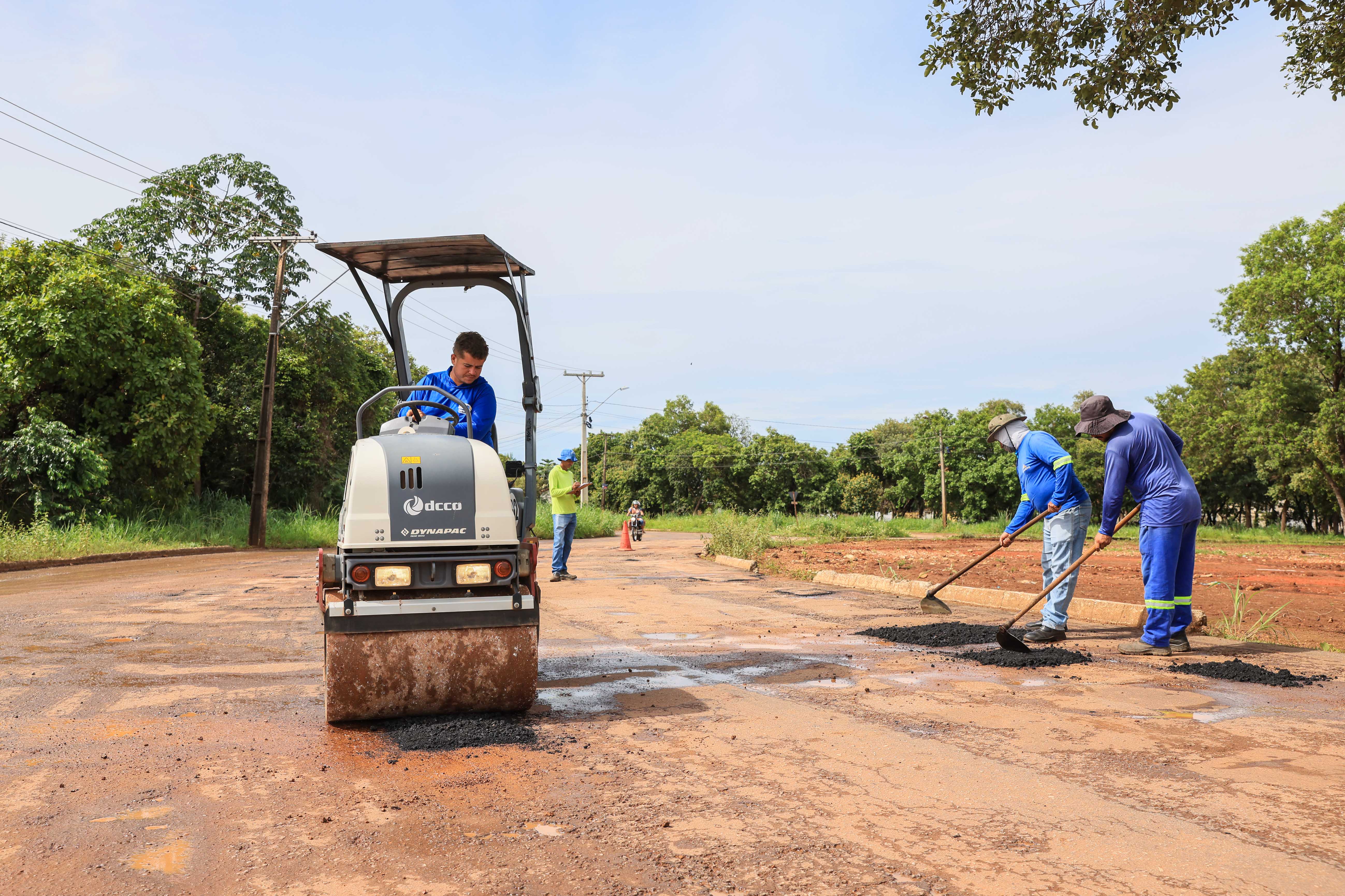 Para a execução dos trabalhos, é utilizado o Concreto Betuminoso Usinado a Quente (CBUQ), material que garante maior resistência e durabilidade ao pavimento.