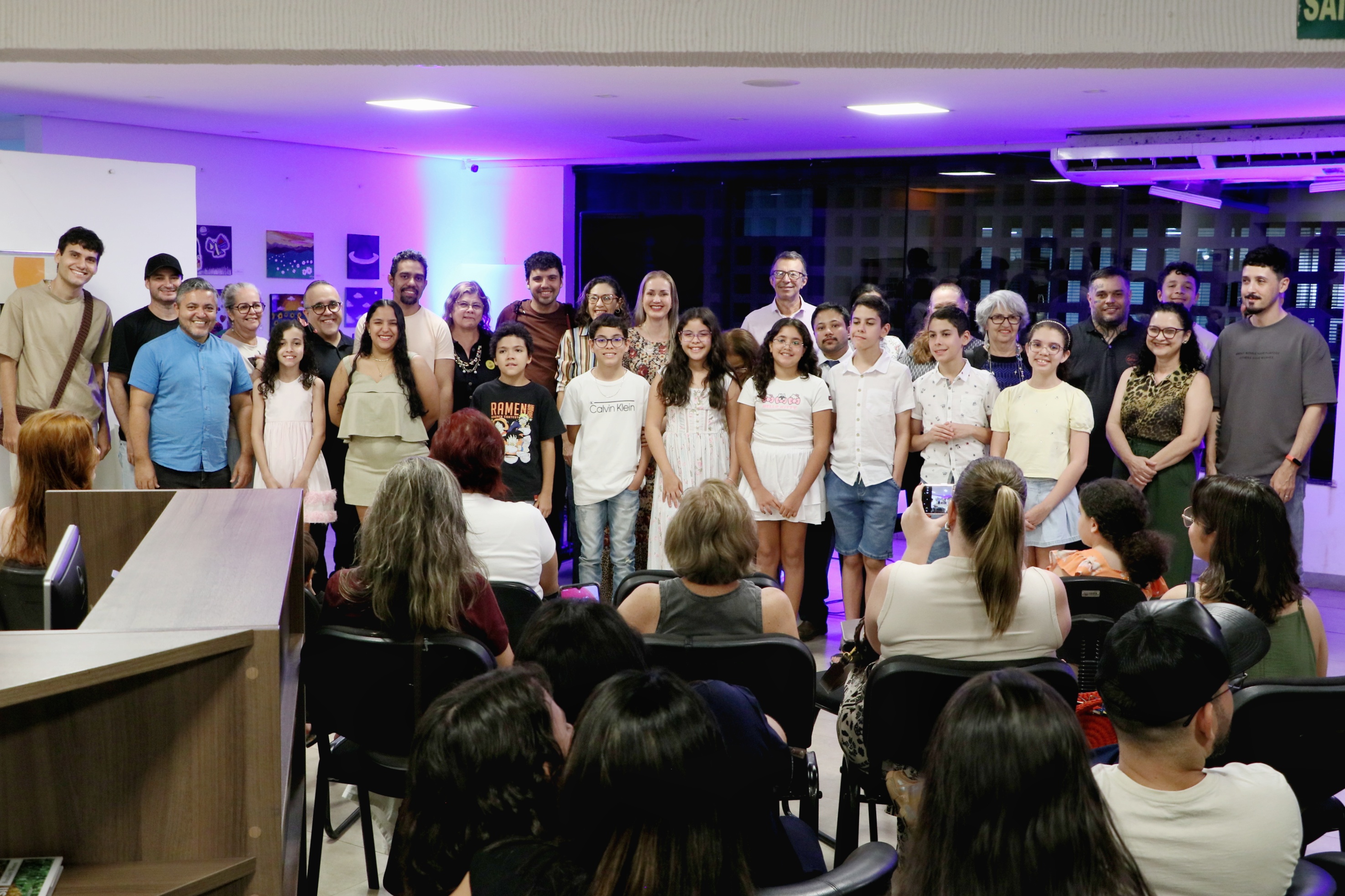 Parte da equipe responsável pela realização do evento posa junto aos professores e alunos participantes da Mostra Didática de Artes Visuais