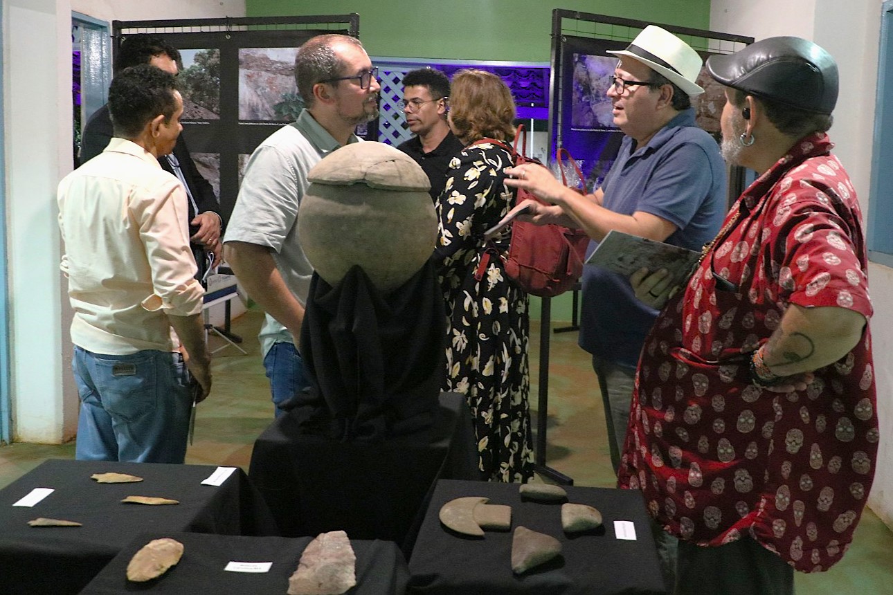 A exposição ‘Ecos da serra: a arte rupestre na APA Serra do Lajeado’ apresenta itens e fotos dos sítios arqueológicos palmenses e seguirá no Museu Casa Suçuapara, para visitação gratuita, se segunda à sexta-feira, das 8 às 20 horas, até o final de janeiro de 2026