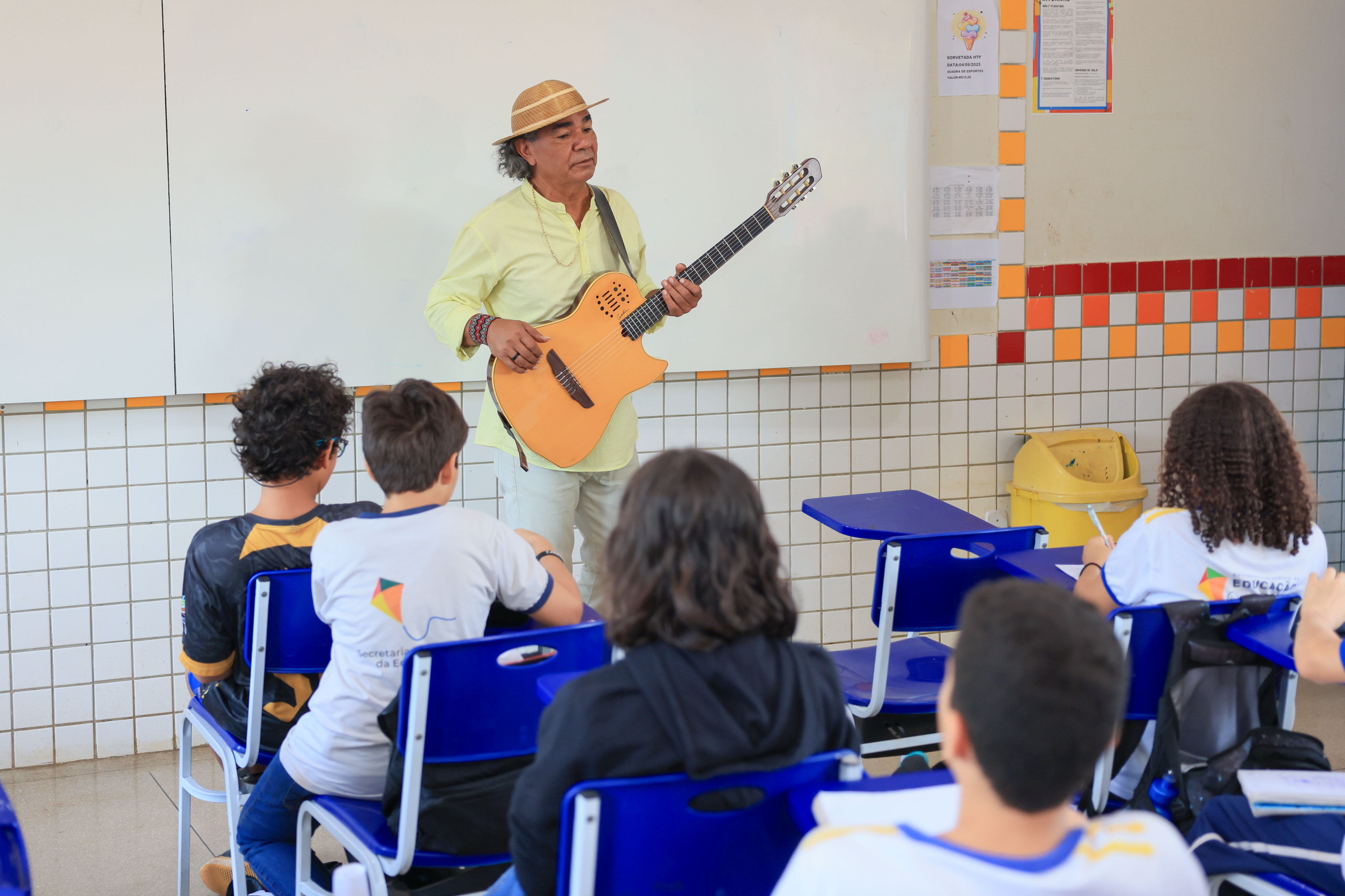 A manhã desta sexta-feira, 12, foi  especial para os estudantes da Escola Henrique Talone que receberam o músico e compositor tocantinense Dorivã