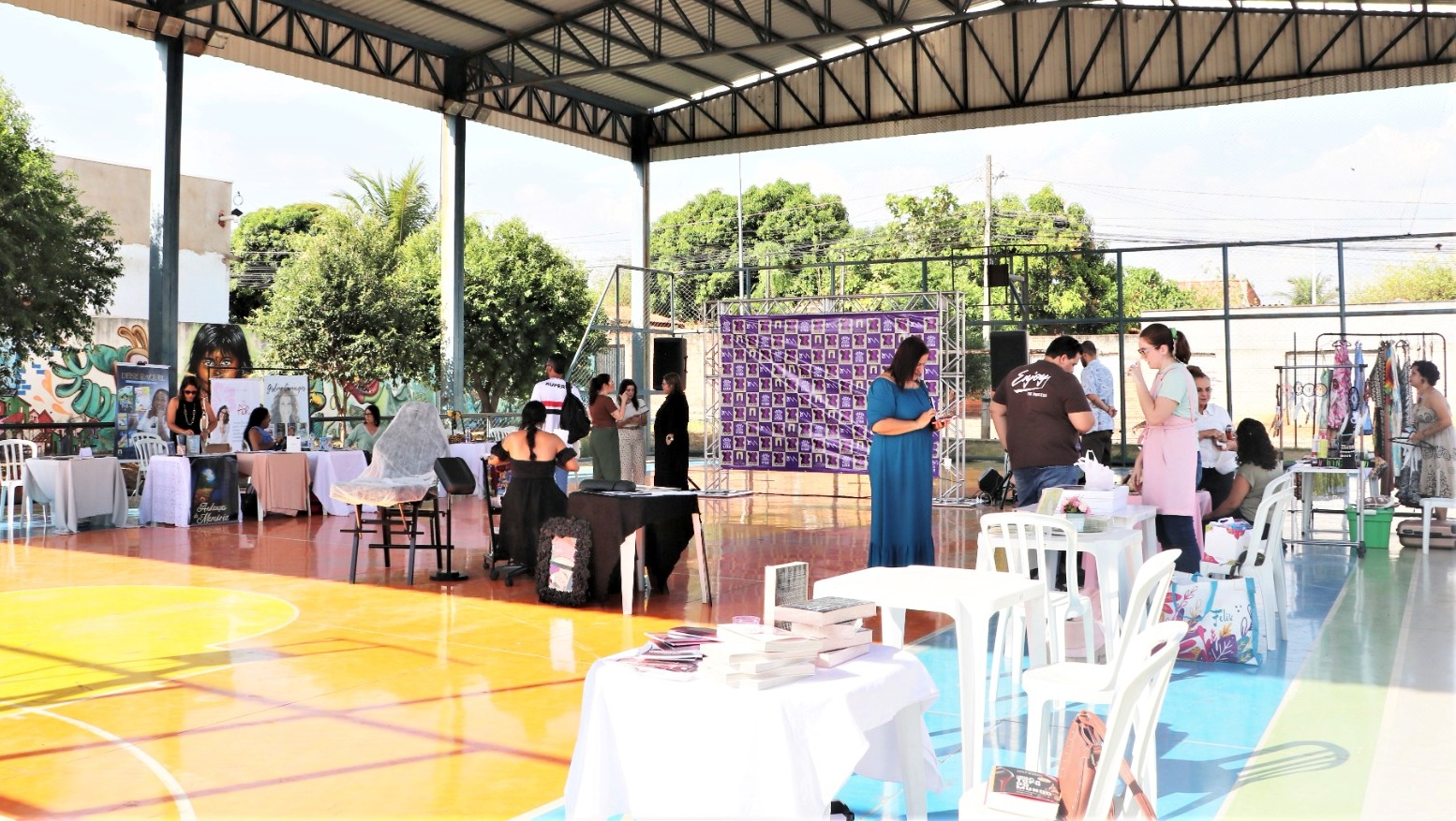 A 1ª Flifem conta com atividades multiartísticas distribuídas em diversos espaços do CEU das Artes, como a feira de empreendedorismo feminino, local onde há peças de artesanato, livros, flash tattoo, dentre outras