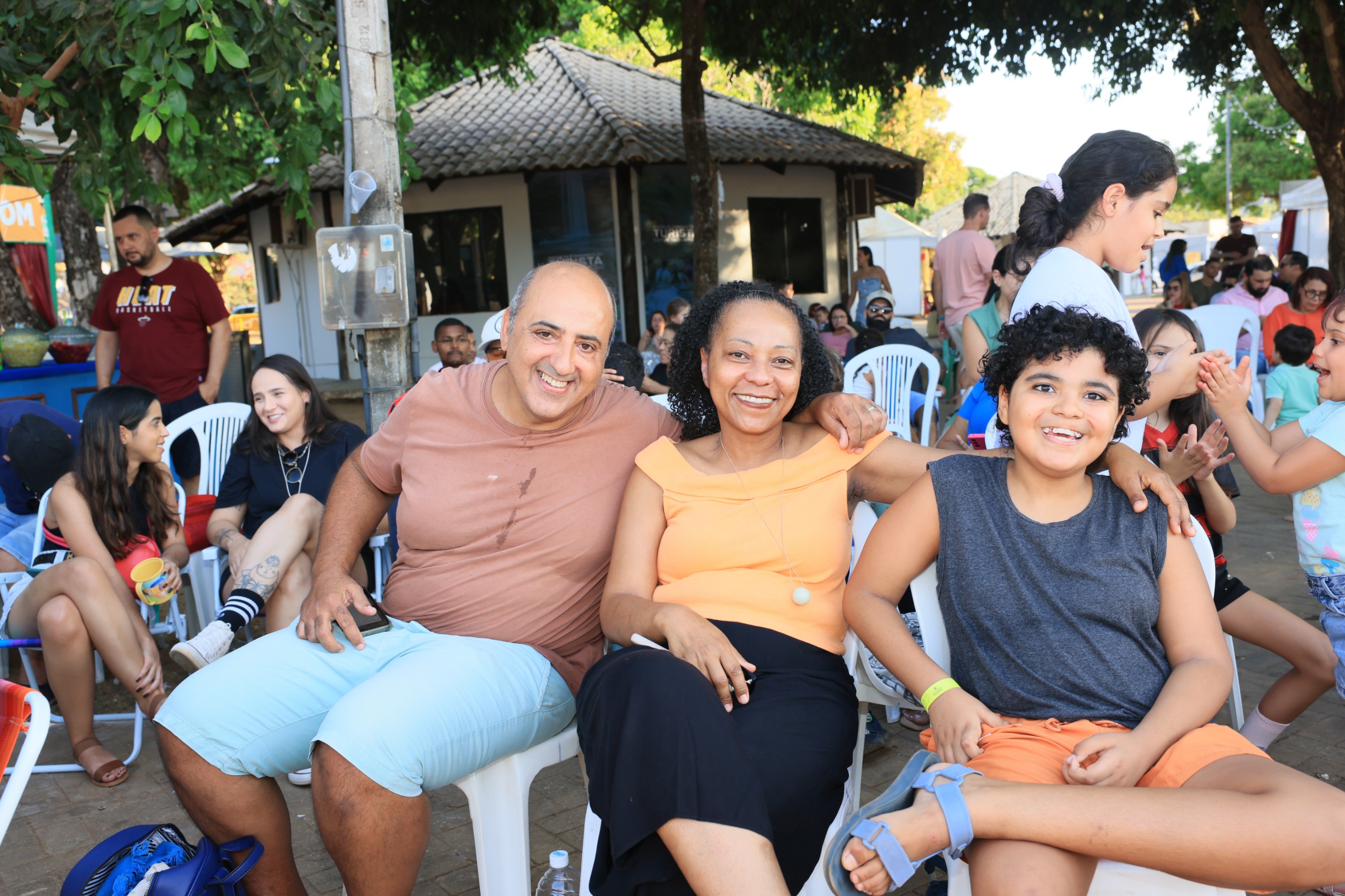 Davi com os pais Etienne e Vanderlei no FGT aproveitando programação infantil e guloseimas do Festival