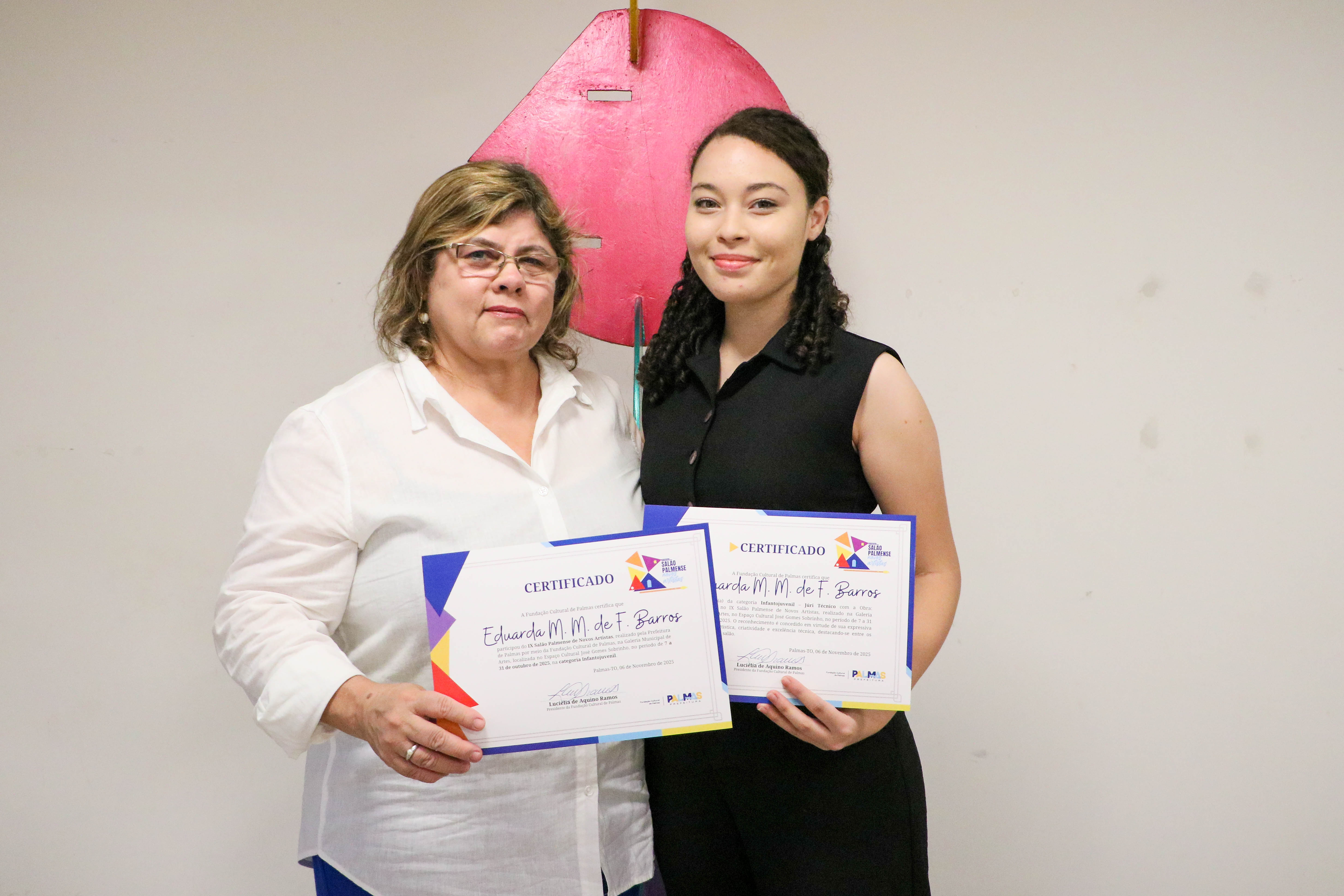 Vencedora no Júri Técnico, Eduarda Mauriz recebeu das mãos da presidente da FCP, Luara Aquino, os certificados de campeã e de participação do 9º Salão Palmense de Novos Artistas
