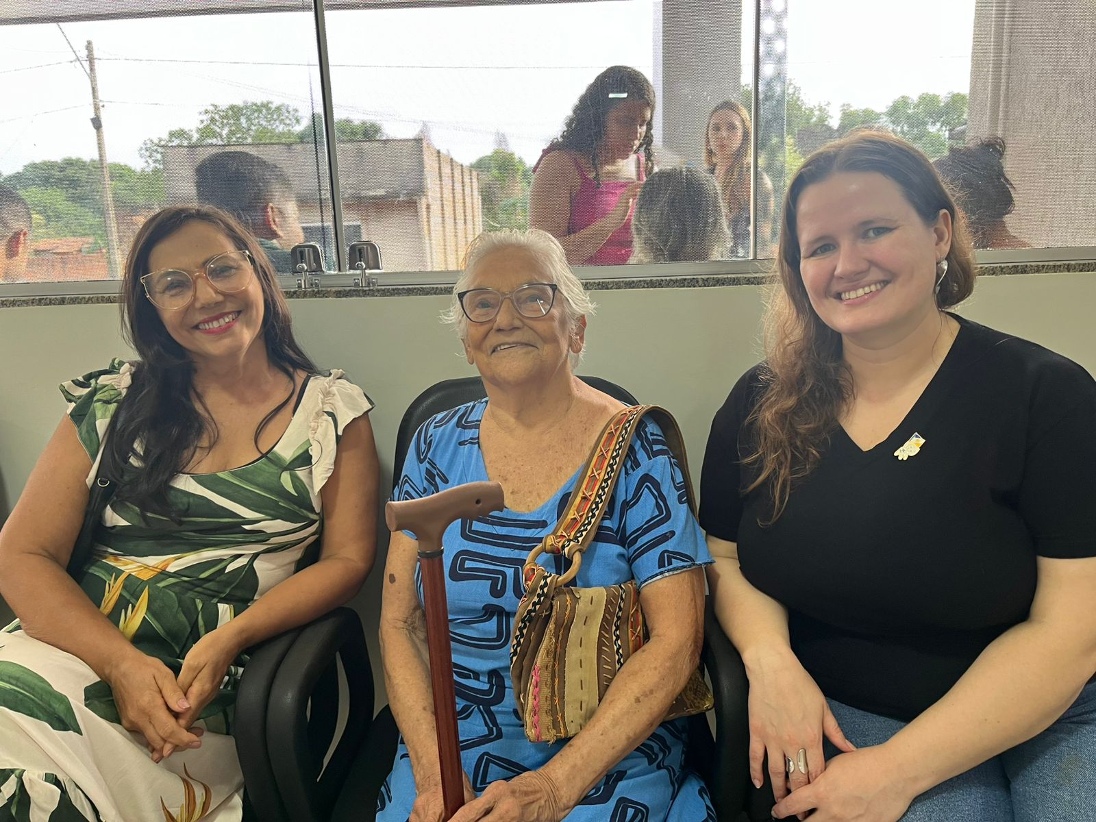 A técnica de enfermagem por 20 anos na USF, Carmecita da Silva, sua mãe, pioneira na USF, Rita Gomes da Silva e a secretária de saúde, Dhieine Caminski Foto: Flávio Cavalera