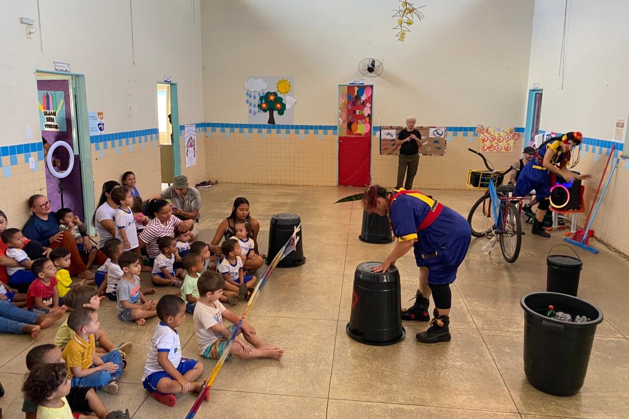 Espetáculo ‘Deu Crise no Sistema’, levou a magia da Palhaçaria Ambiental pelas palhaças Crise e Rosa dos Ventos Foto: Divulgação