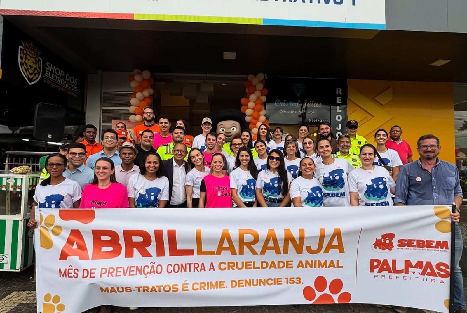 Blitz educativa orienta motoristas sobre a prevenção aos maus-tratos contra animais, em ação da campanha Abril Laranja.