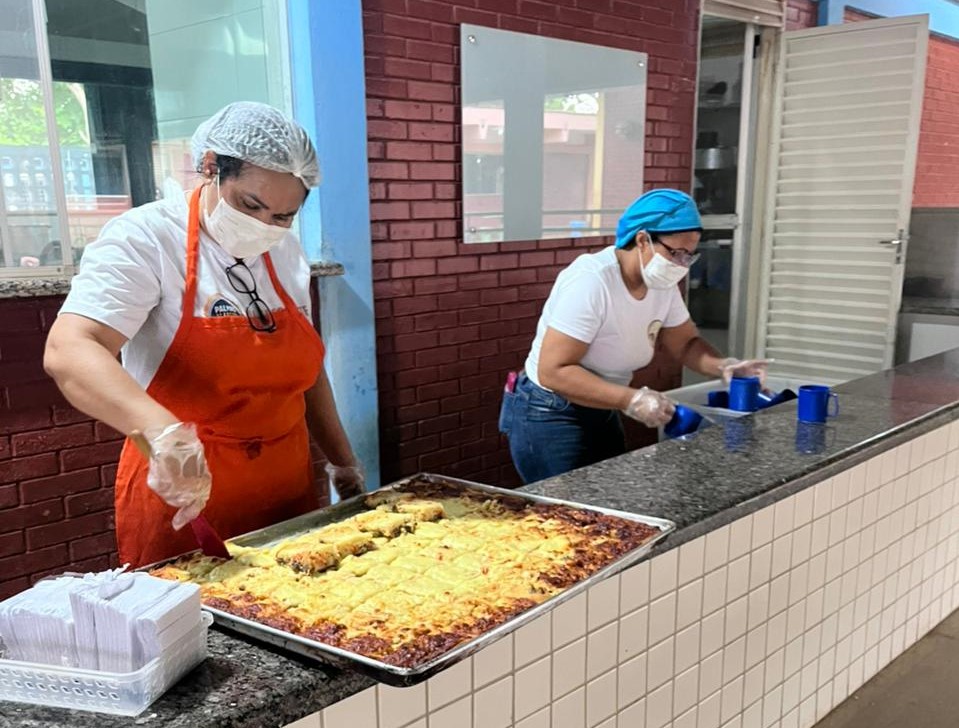 O teste de aceitação com os alunos foi do novo prato - a torta de carne, que poderá integrar o cardápio oficial das 82 unidades educacionais. Foto: divulgação