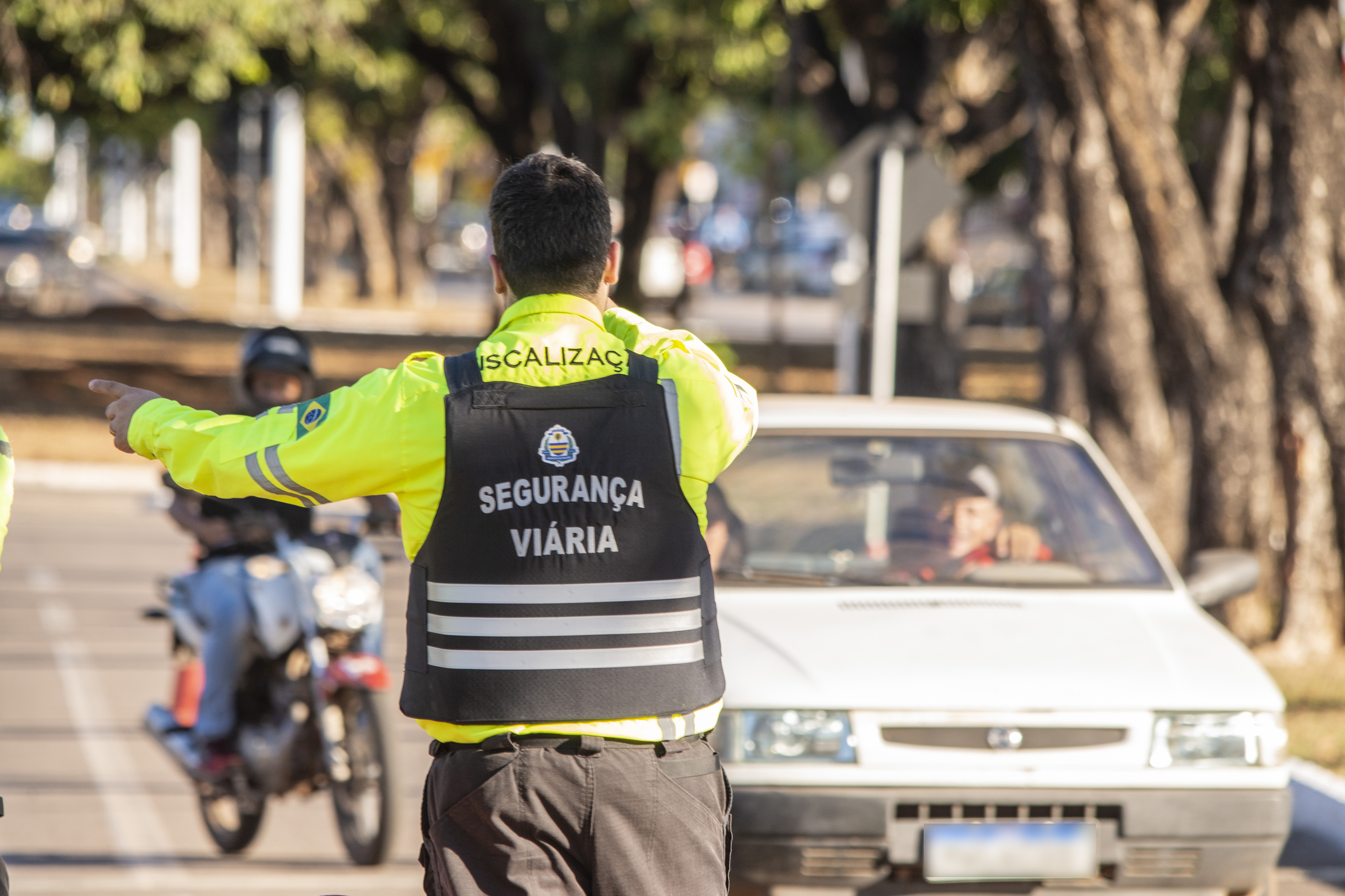 Agentes de Trânsito orientam motoristas e motociclistas para melhor fluidez do tráfego