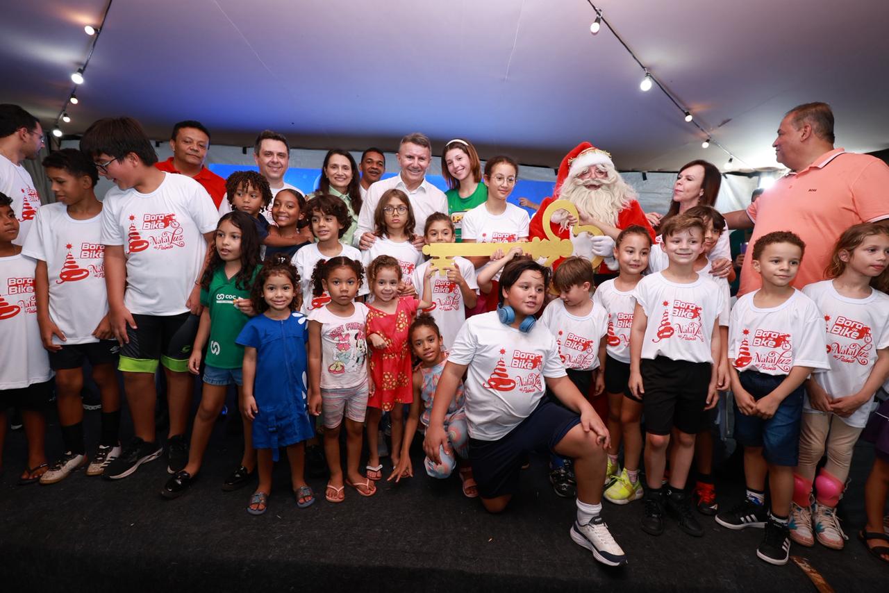 Ato simbólico das crianças entregando a chave da cidade ao papai noel