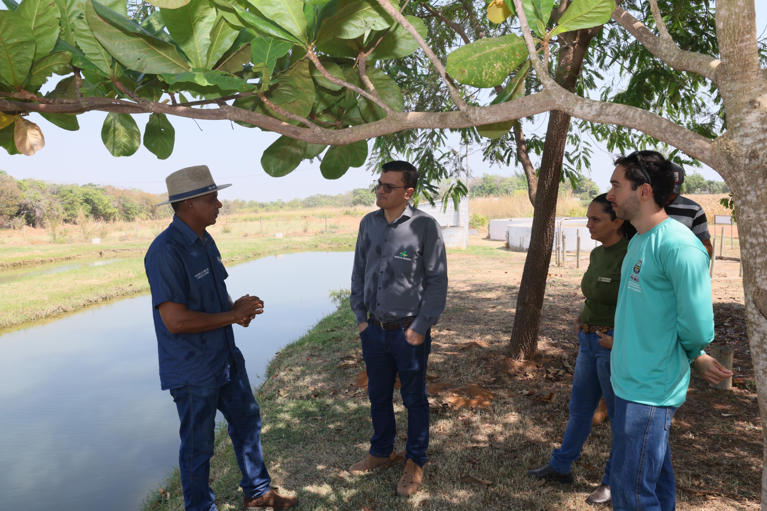 Gerente do BASA visita produção na Fazendinha da Vila Agrotins