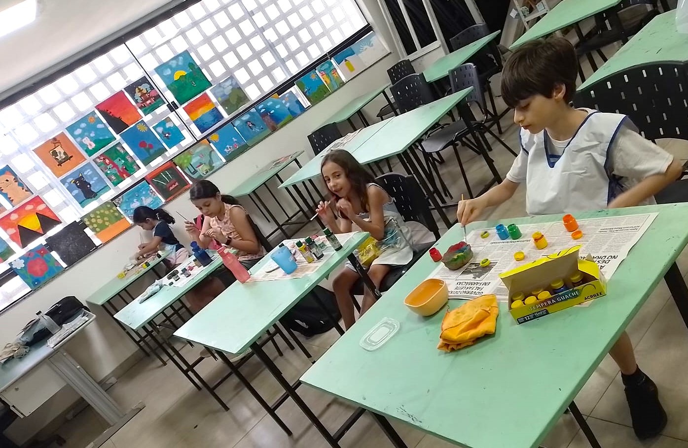 Parte dos artistas mais novos que participam  do evento está no curso de iniciação artística do Ateliê de Artes, que possui alunos a partir dos 7 anos de idade