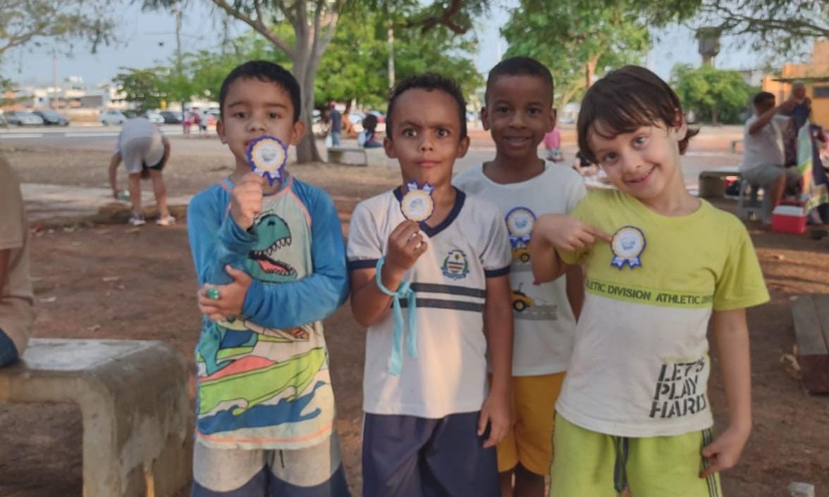 Todas as equipes foram reconhecidas com medalhas, reforçando a valorização do esforço coletivo e a participação de cada criança na ação