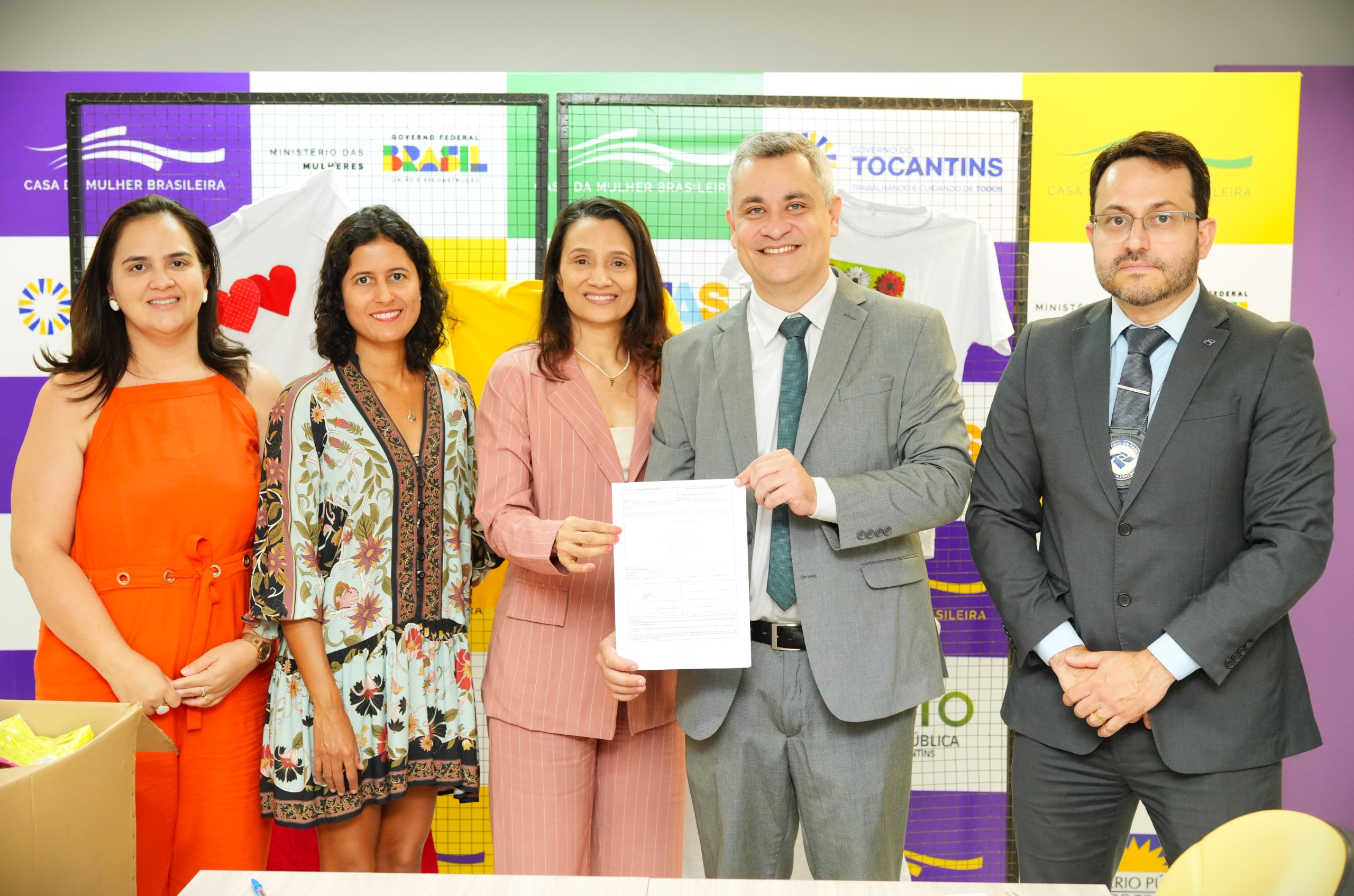 Casa da Mulher Brasileira recebe doações da Receita Federal para curso de customização ofertado à mulheres em situação de violência