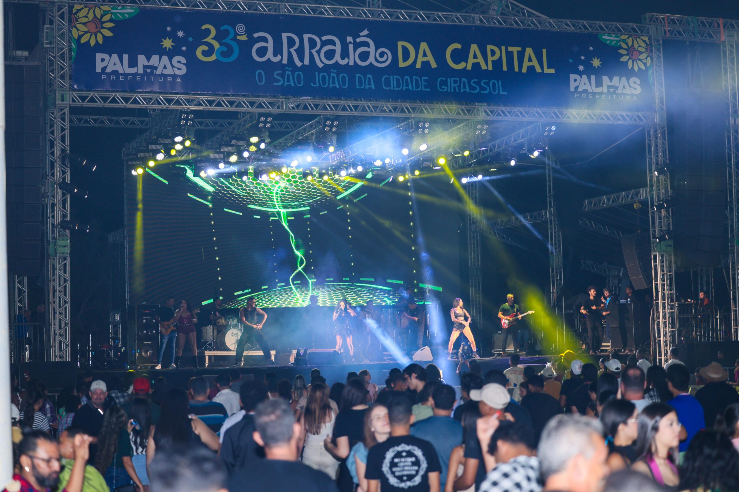 Moleca Sapeca e Dorivã fazem público dançar e levantar poeira na terceira noite do Arraiá da Capital