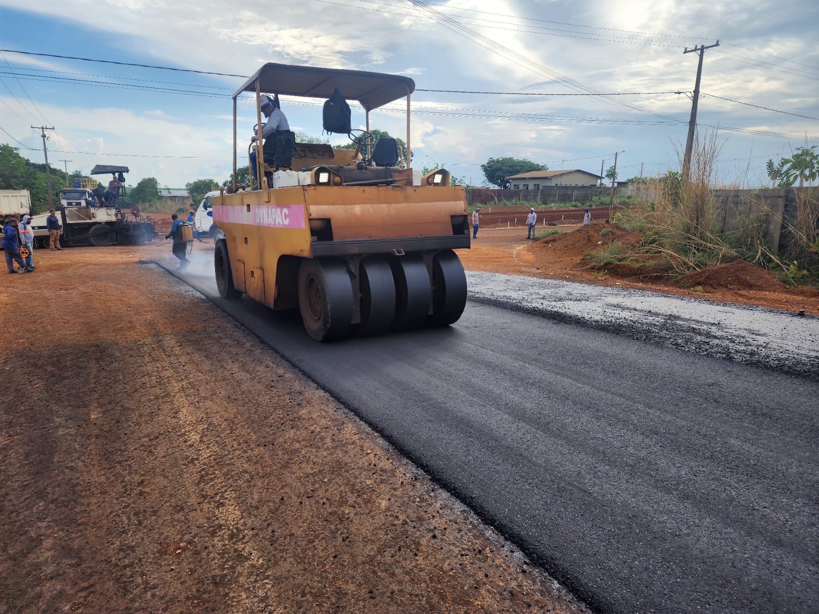 Obras no Distrito Industrial de Taquaralto avançam com pavimentação asfáltica