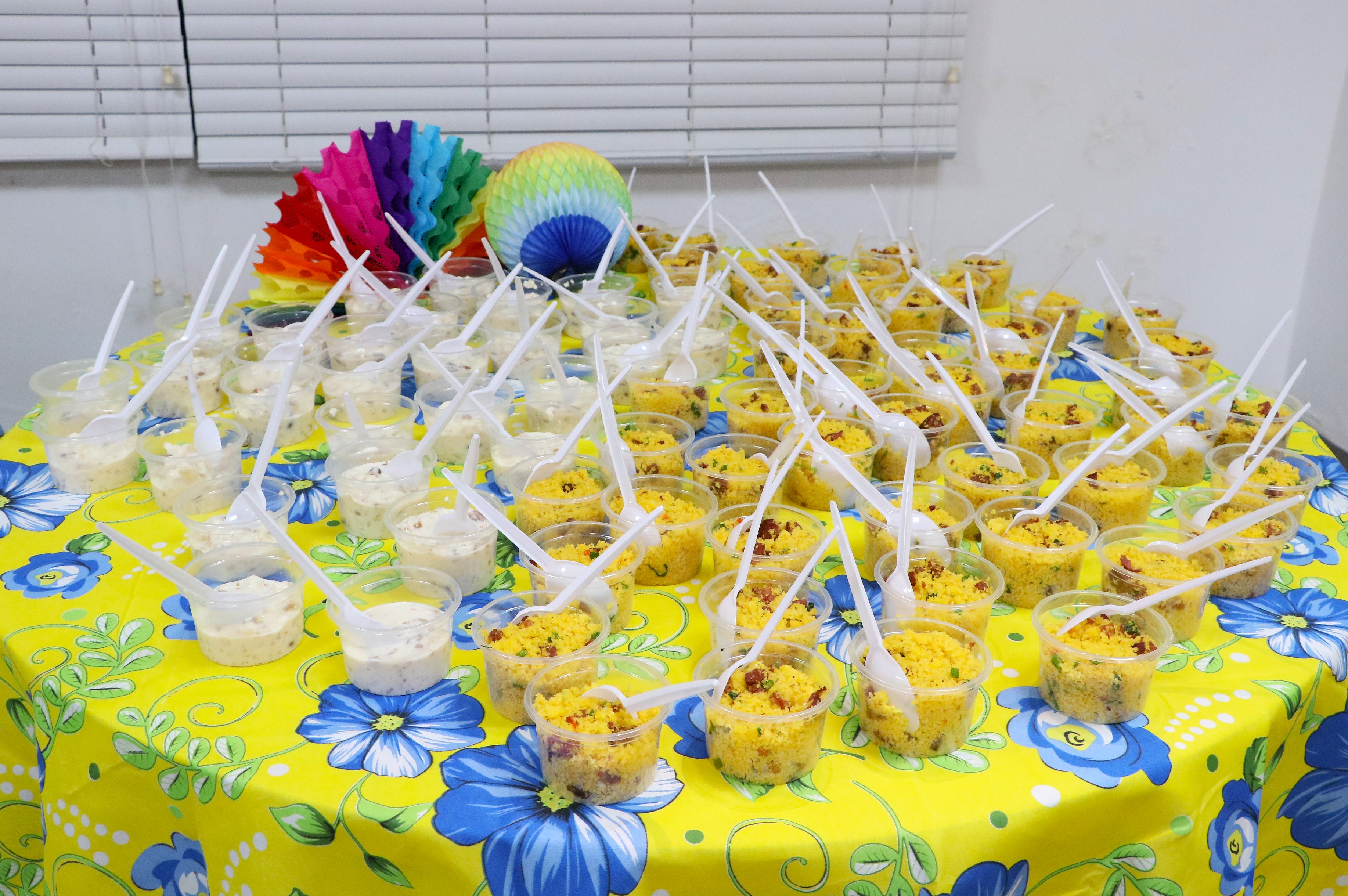 Comidas típicas dos festejos juninos, canjicas e cuscus foram servidos para todos que prestigiaram a abertura da exposição da Fequajuto no Nila