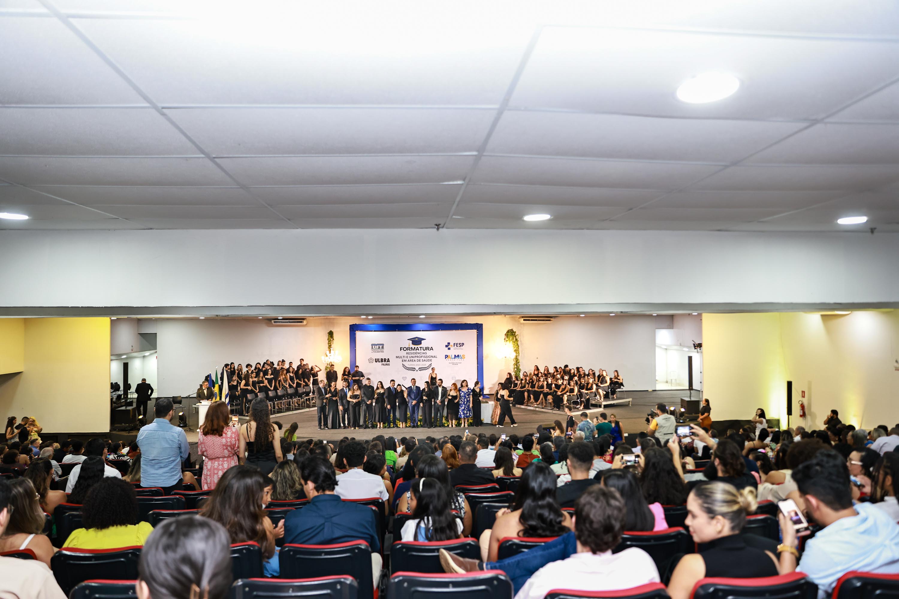 Neste ano, Escola formou 93 novos especialistas nas áreas de saúde mental, saúde da família e comunidade, saúde coletiva, enfermagem obstétrica, medicina de família e comunidade, oftalmologia, clínica integrada de adultos e medicina veterinária.