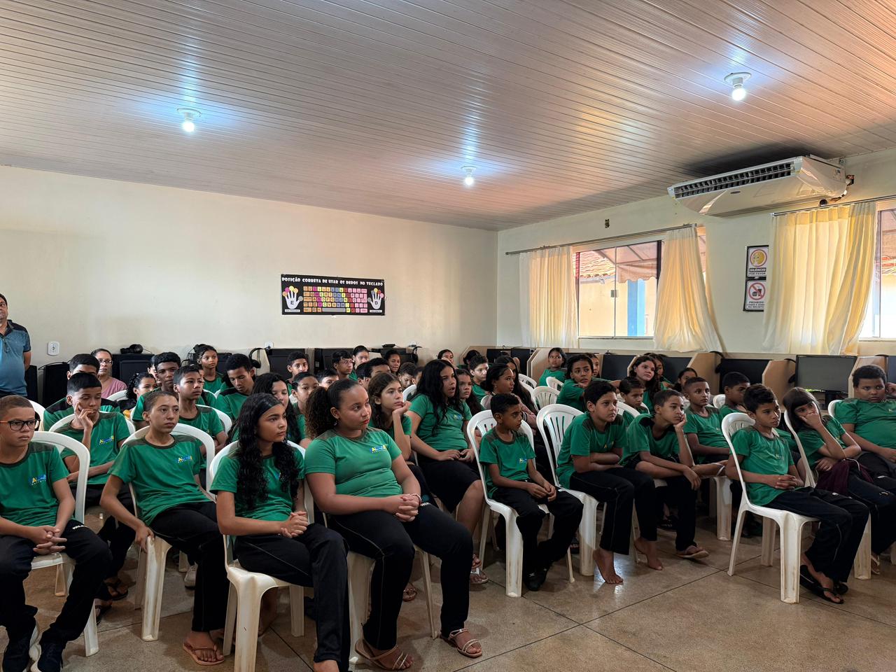 Sob olhares atentos dos estudantes, o ex-aluno relembrou, por meio de fotos, sua jornada de 11 anos  na ETI Luiz Nunes