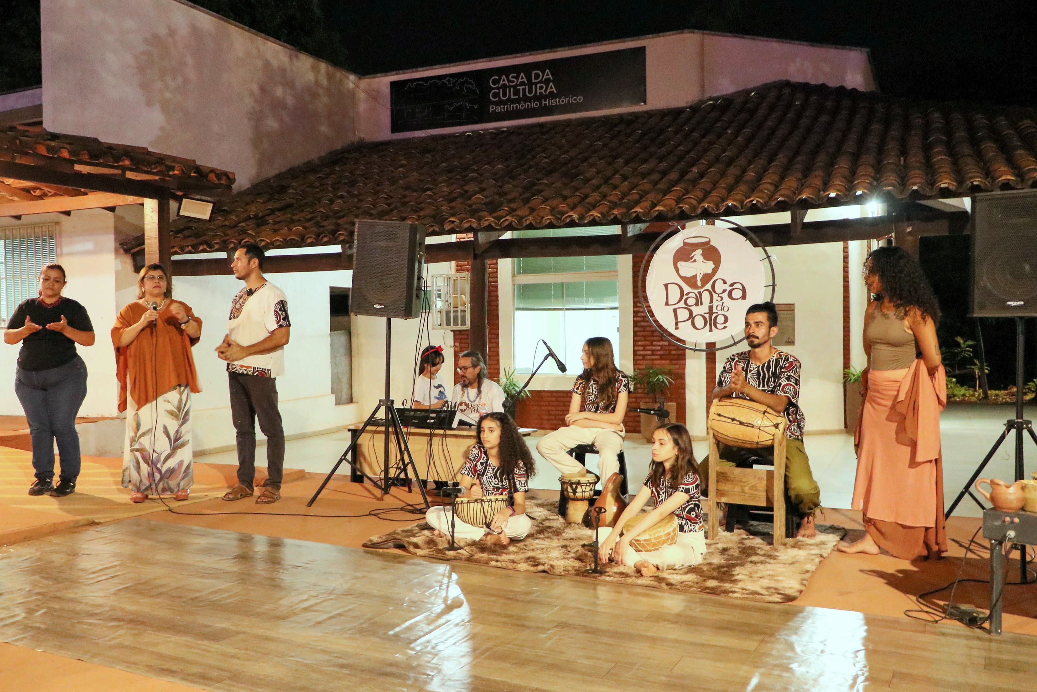 Para Luara Aquino (à esq), a exposição promove uma espécie de simbiose entre o respeito ao tradicional e um fazer artístico inovador