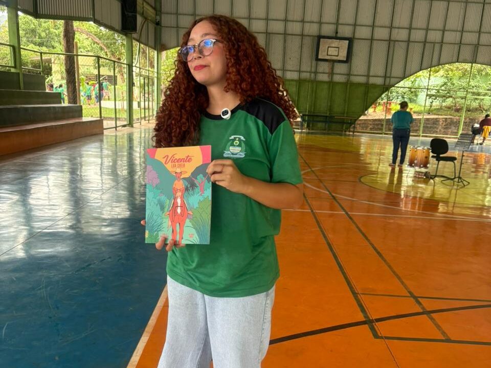 Além da contação, os estudantes participaram de um sorteio de livros, e as escolas receberam exemplares para compor o acervo das bibliotecas