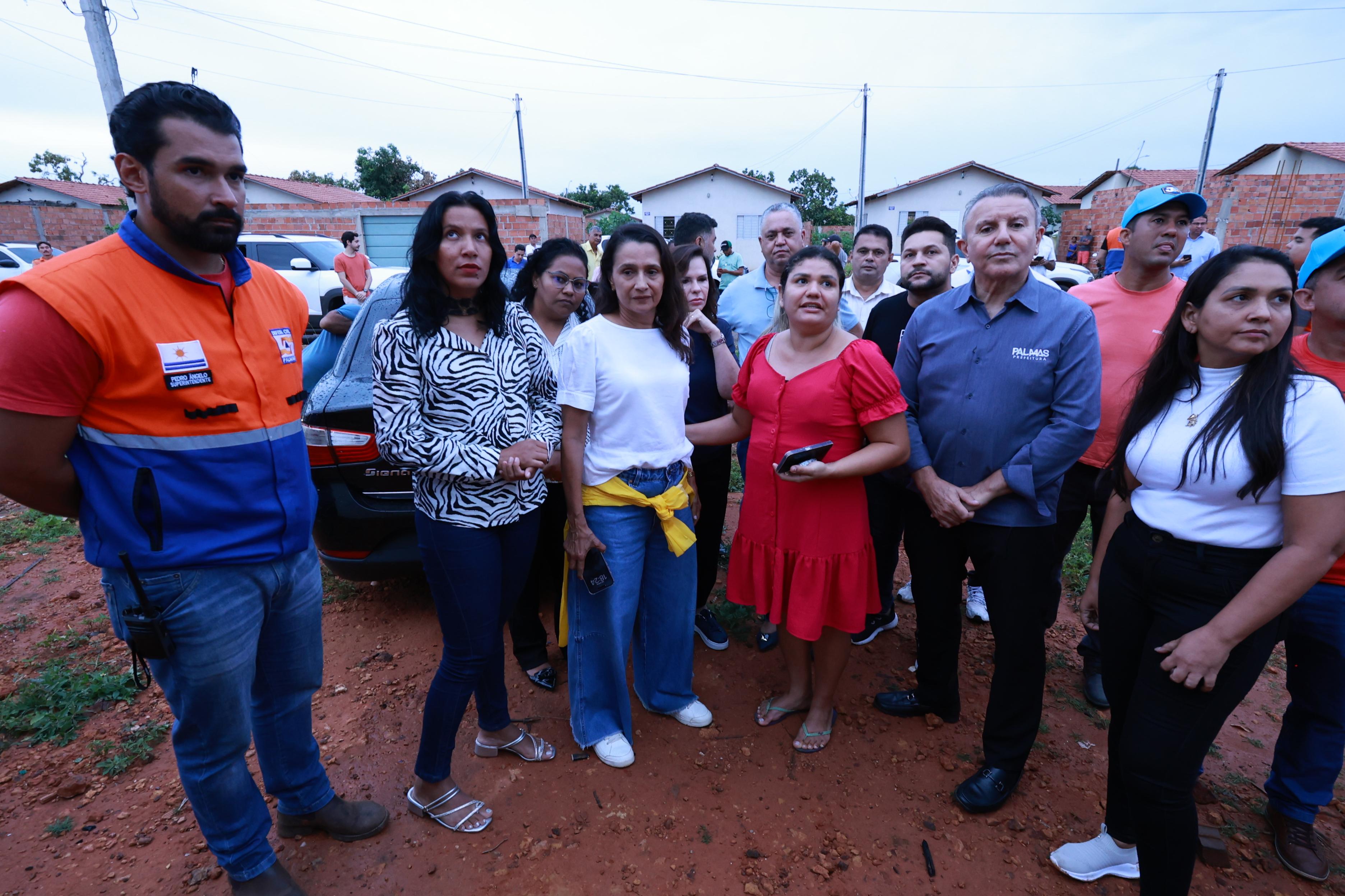 A dona de casa, Jaiane Gomes(no centro da foto), aprovou a presença constante da Prefeitura no setor dando suporte aos moradores. Foto - Flavio Cavalera