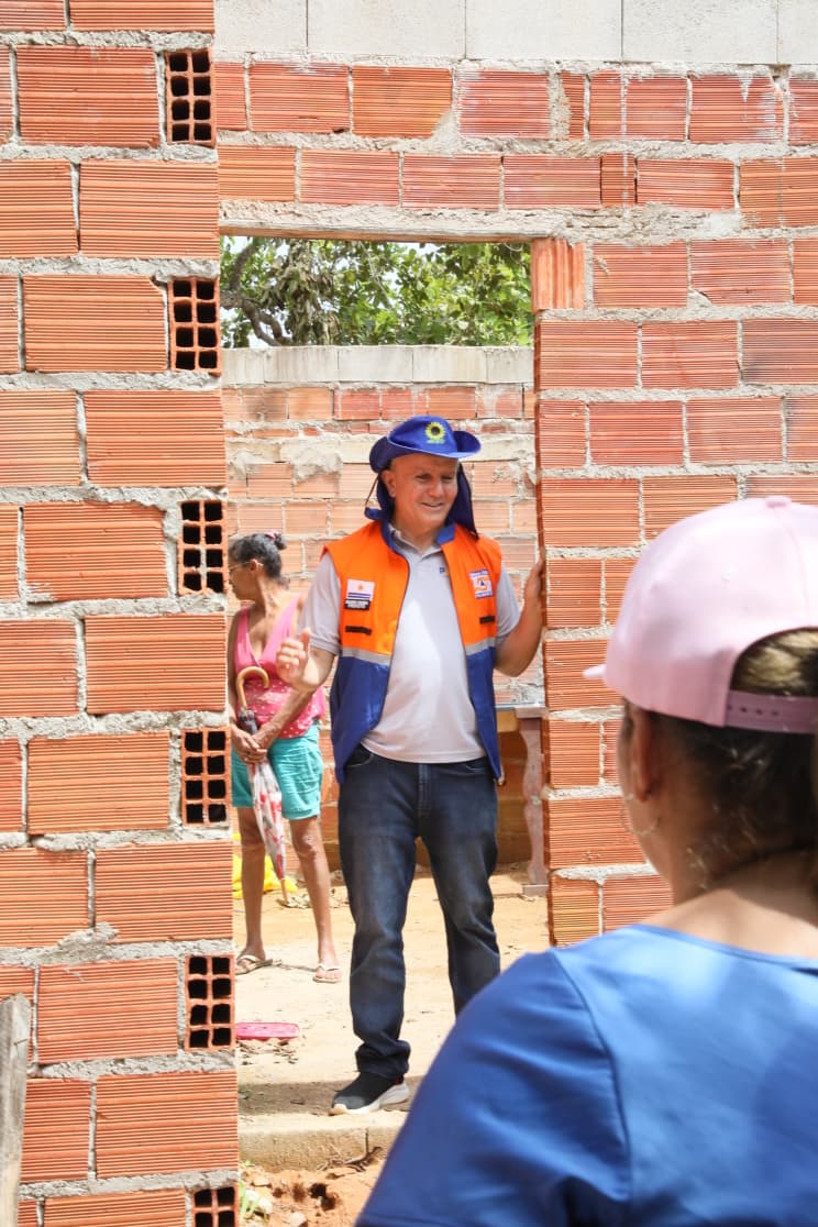 Prefeito Eduardo Siqueira Campos visita moradores que tiveram casas atingidas pelo vendaval da última quinta, 8