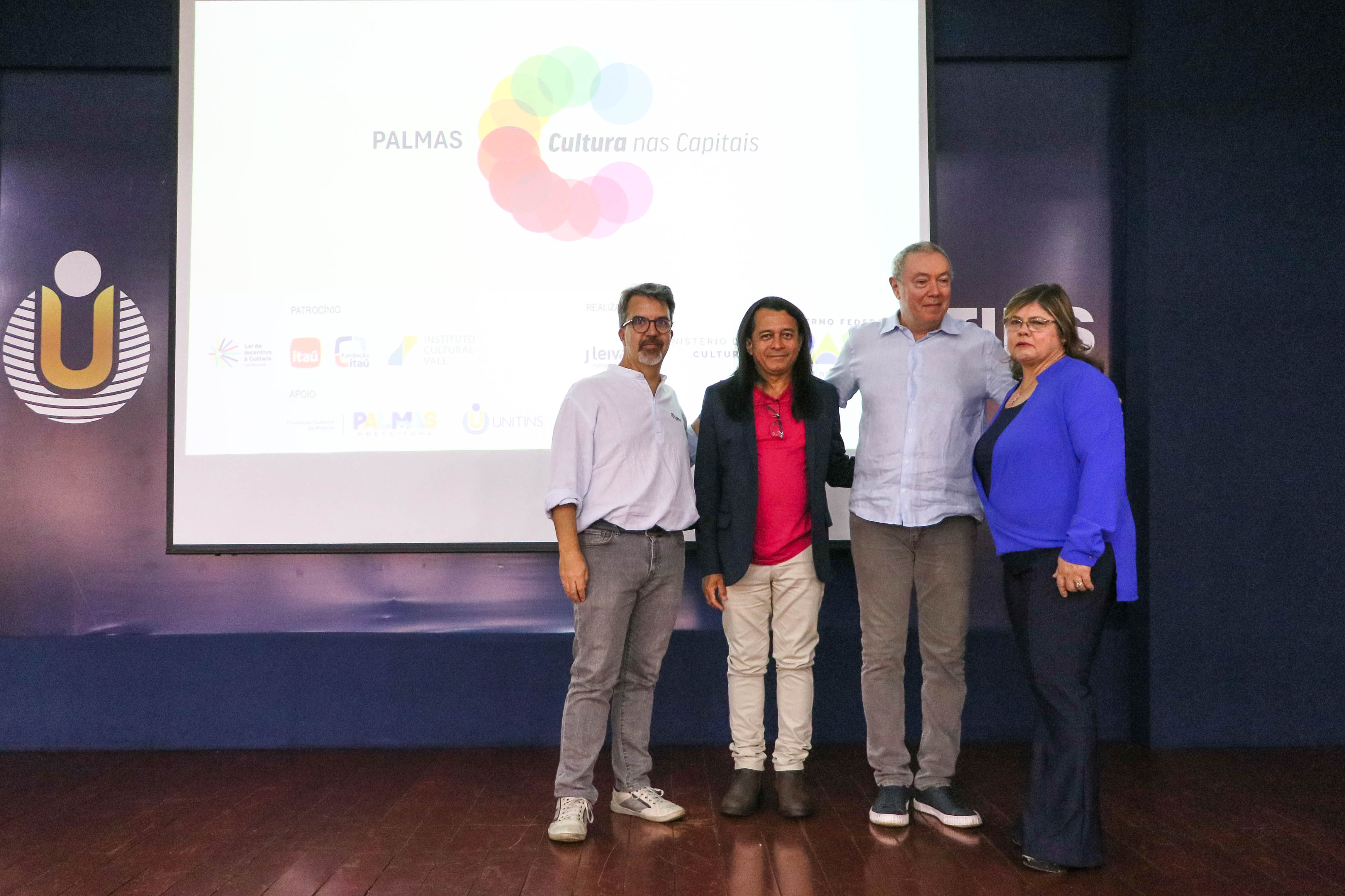 Após a conclusão das discussões da Mesa 1 do evento, Luara Aquino (à dir) é fotografada ao lado do coordenador da pesquisa, João Leiva, do Cícero Belém e do Ricardo Meirelles (à esq)