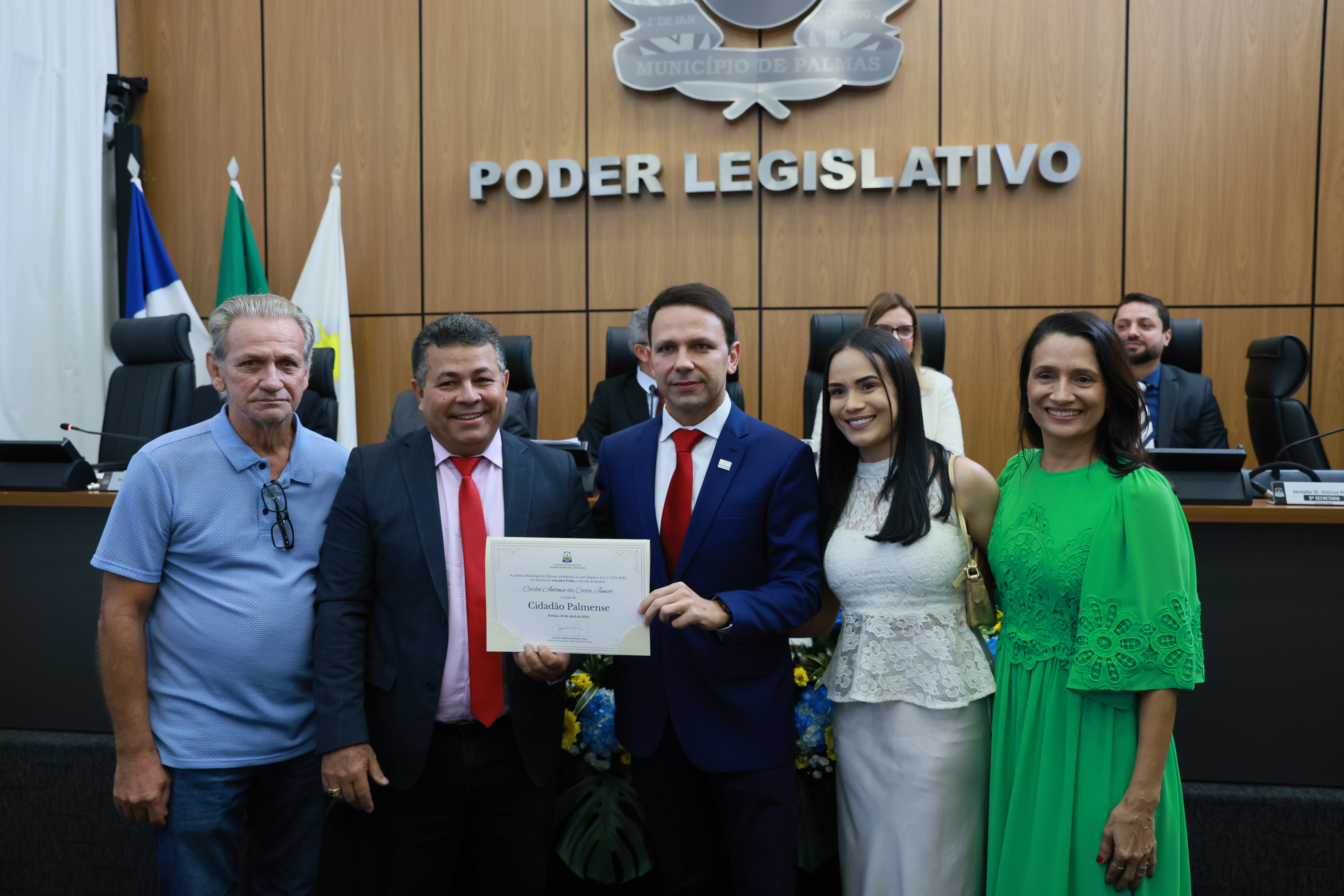 A homenagem foi entregue pelo vereador José do Lago Folha Filho, autor da lei que concedeu o título - Foto - Júnior Suzuki