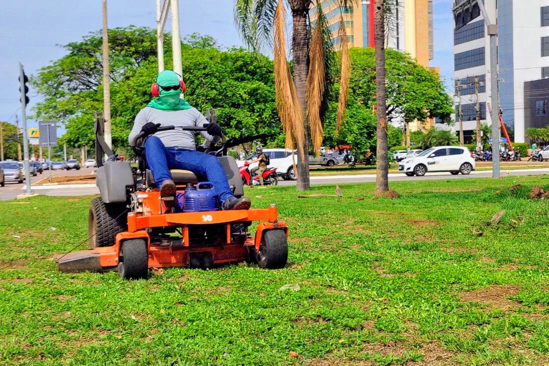 Equipamento de giro zero no canteiro central da Avenida Siqueira Campos