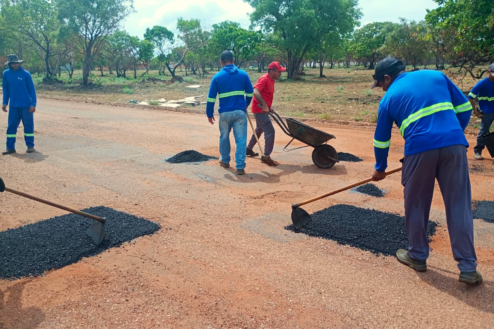 Serviço de tapa-buracos também foi realizado na Avenida G, no Jardim Aureny III