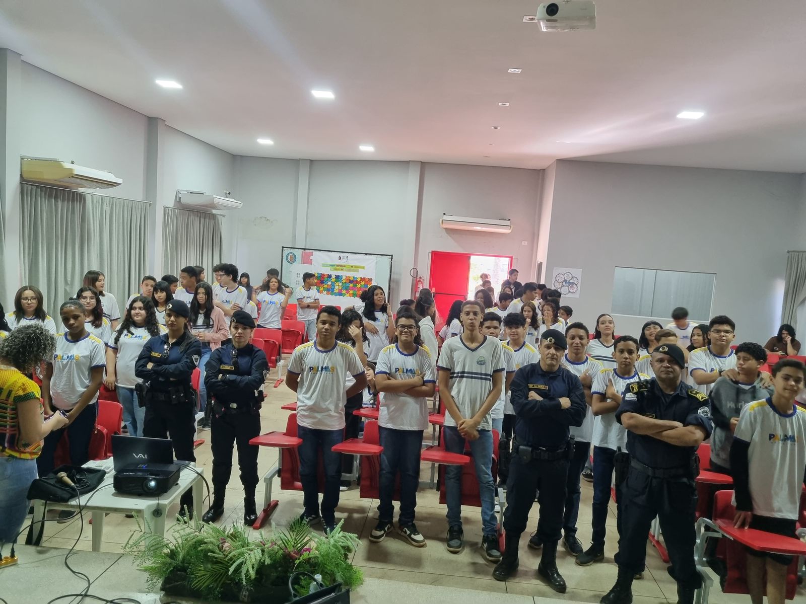 Cerca de 300 alunos divididos em duas turmas  assistiram a uma palestra ministrada pela GMP 