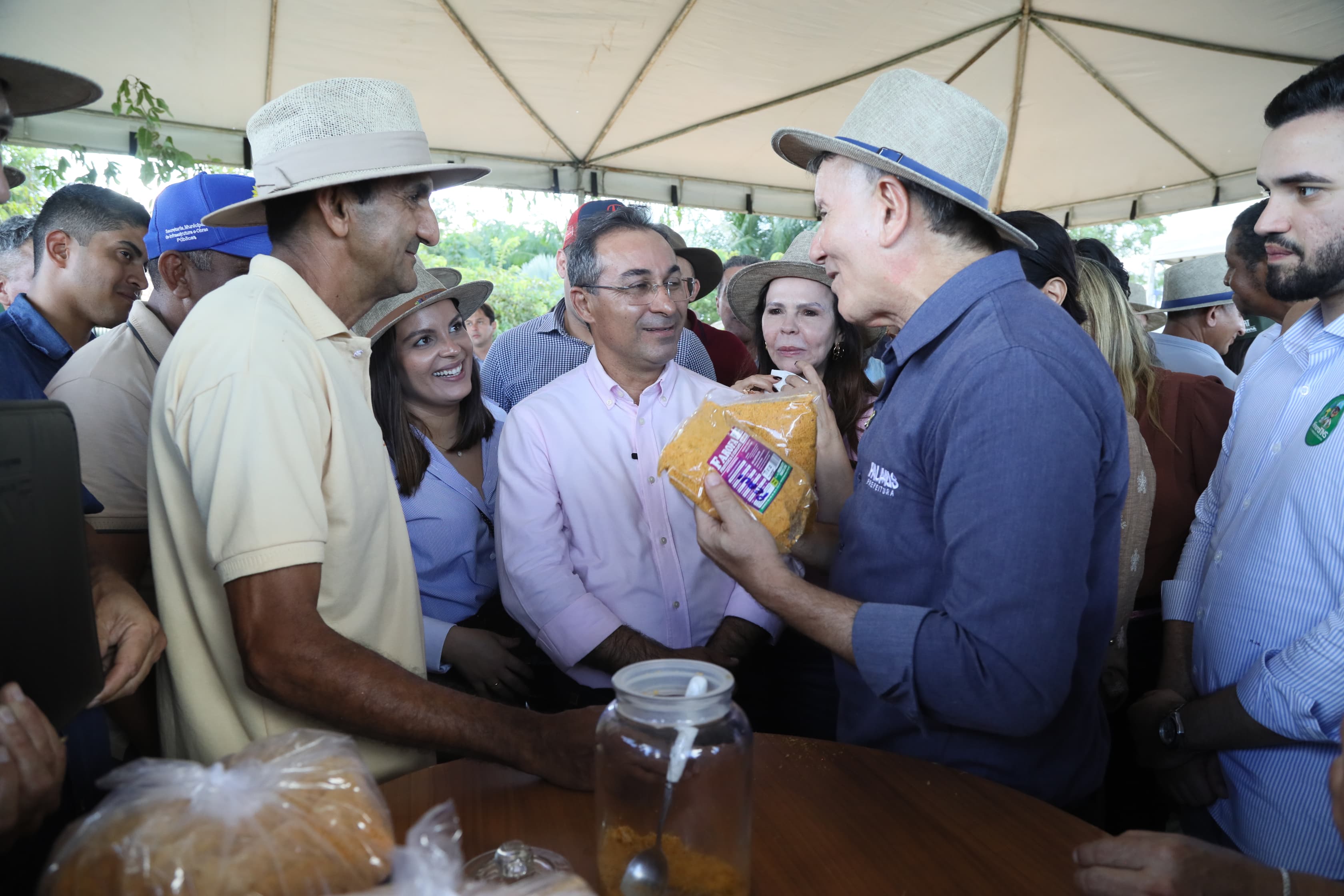 Prefeito Eduardo Siqueria Campos expermenta farinha de mandioca com pequi desidratado na Fazendinha da Agrotins 2025