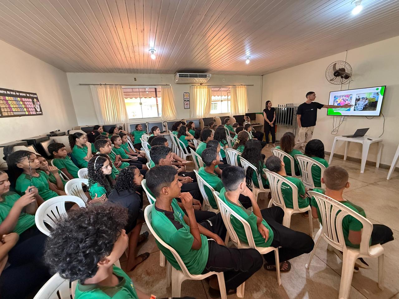 Geraldo contou aos estudantes que, mesmo diante dos desafios diários, nunca deixou de acreditar no potencial transformador da educação e na força dos seus sonhos