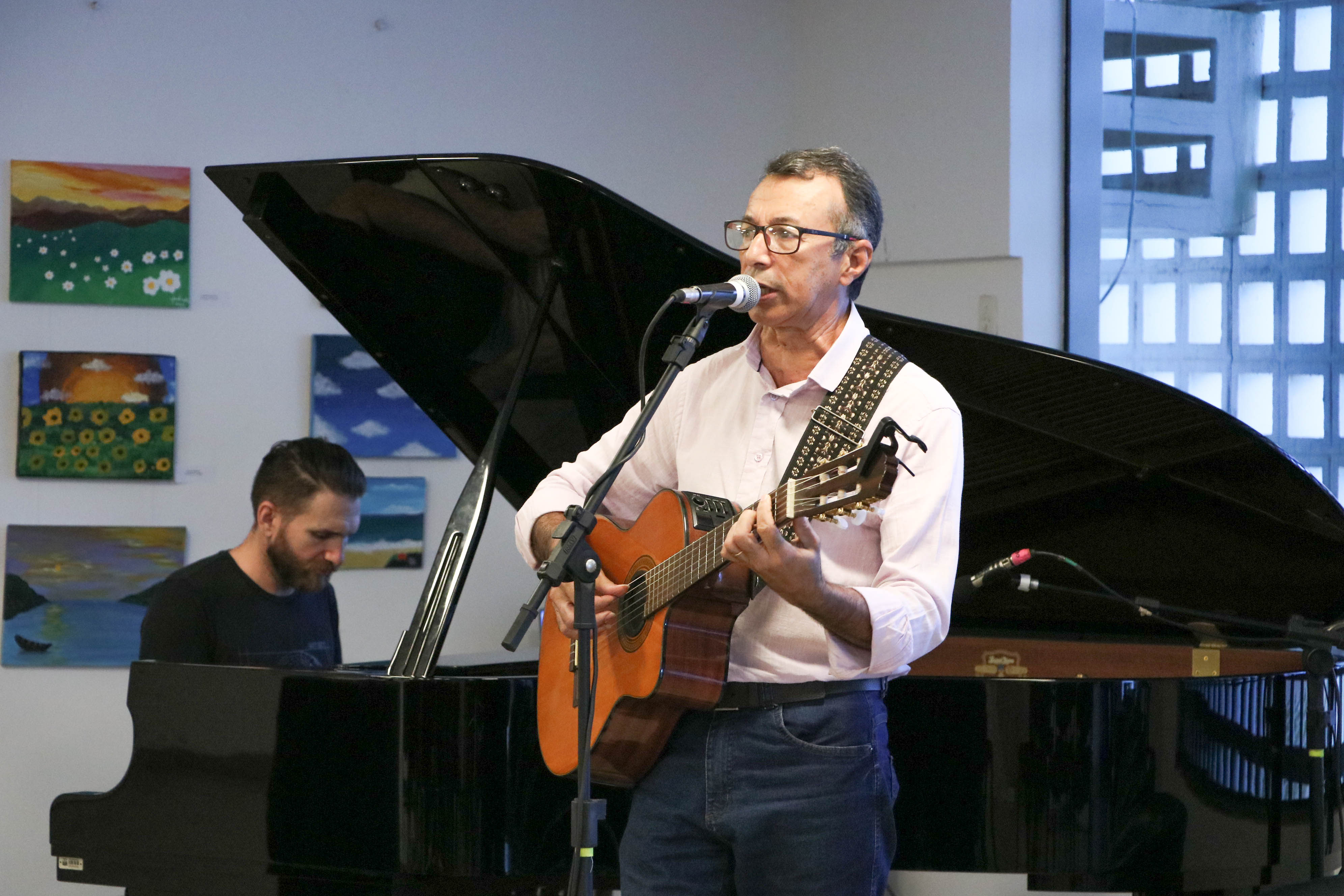 O público presente foi agraciado pela apresentação dos artistas Toninho Borges (voz e violão) e César Carvalho (piano)