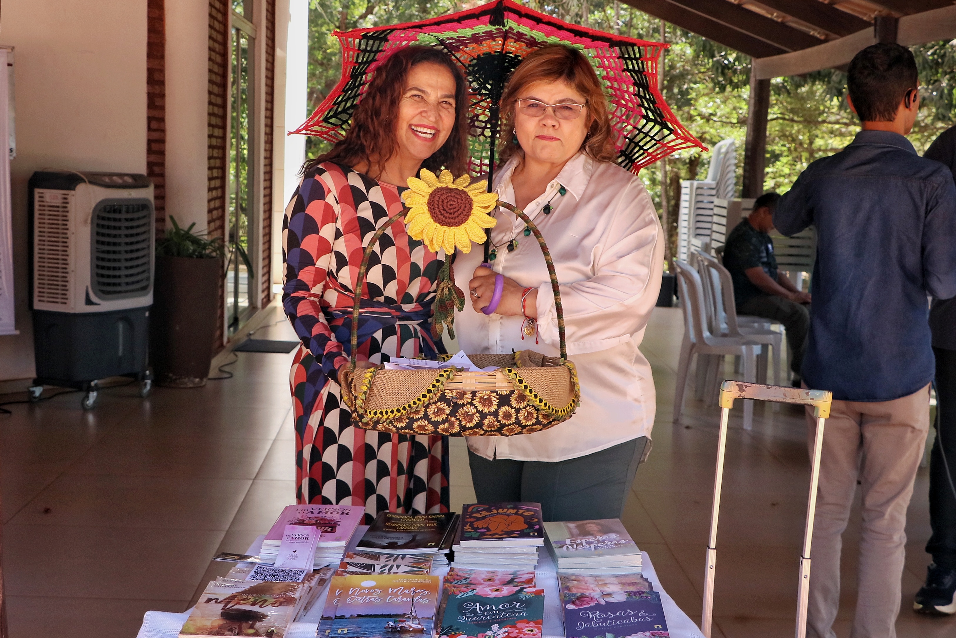 Gerente de Bibliotecas Públicas da FCP, Gislene Camargos participa do Flito em duas frentes: na coordenação do evento e enquanto escritora literária