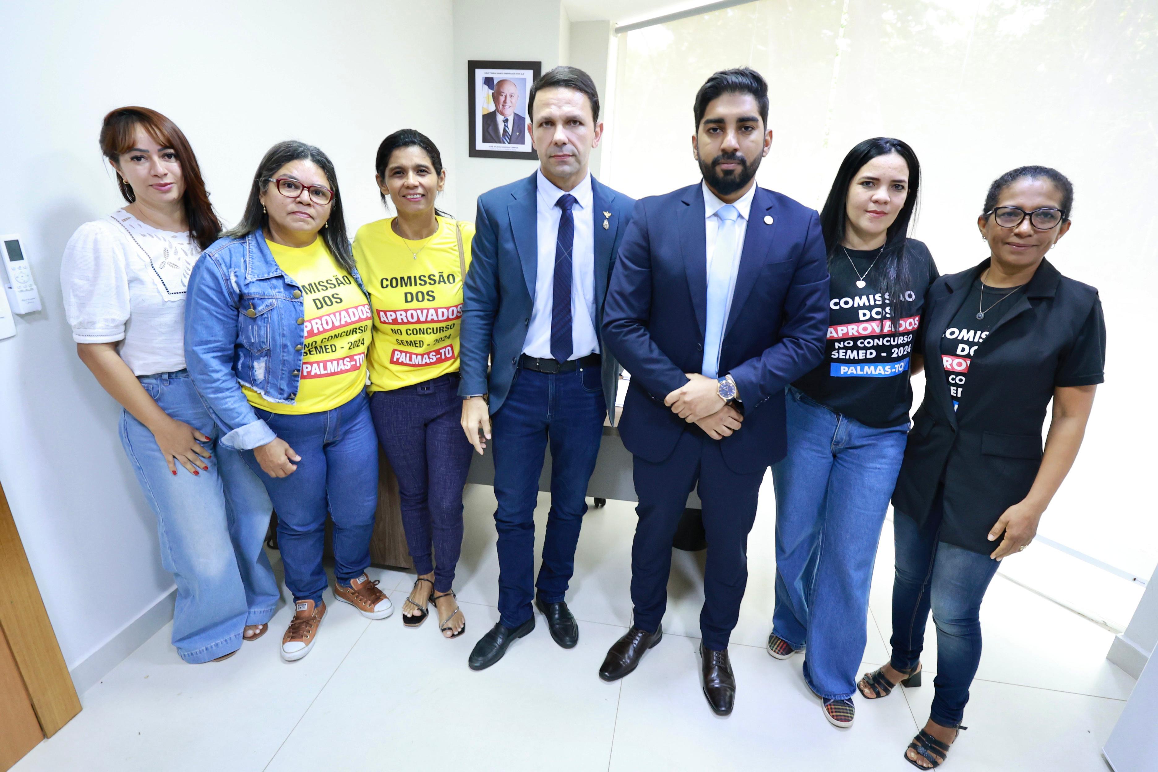 Secretário-chefe do Gabinete do Prefeito, Carlos Júnior, reunido com representantes do cadastro de reserva